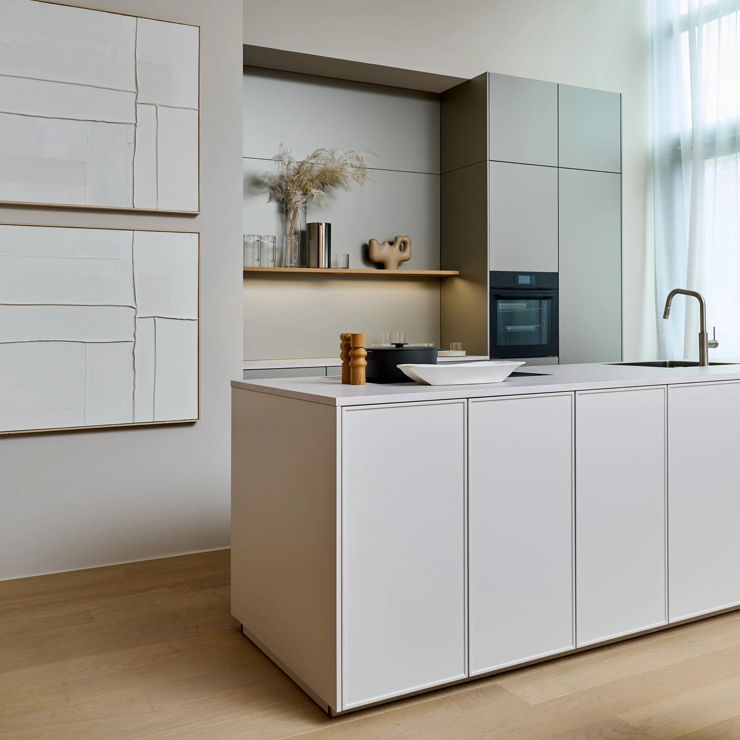 Eine moderne Küche mit Insel und minimalistischer Dekoration. Nolte Küchen.