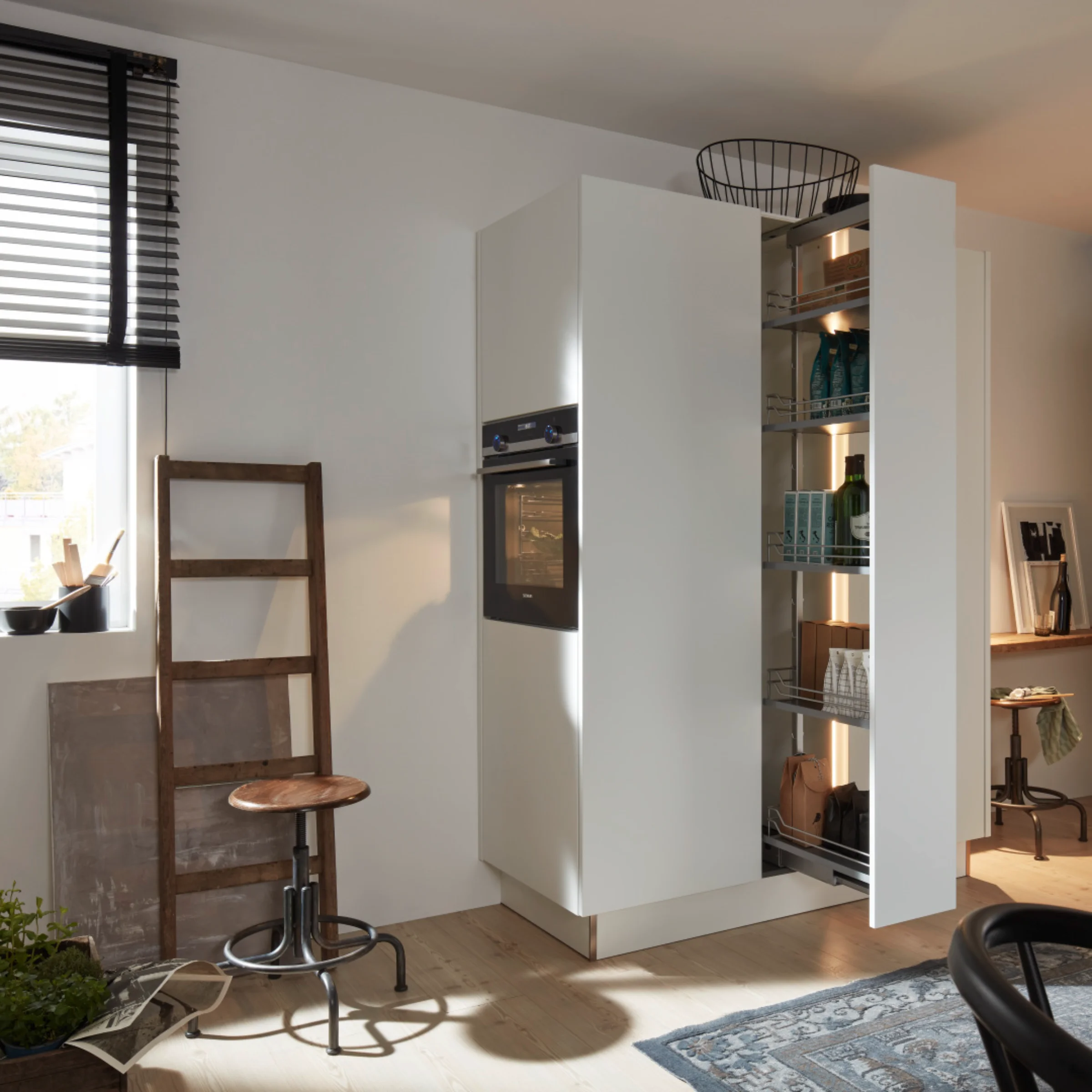 Ein moderner Hauswirtschaftsraum mit Regal und Ofen, ausgestattet von Nolte Hauswirtschaftsräume.