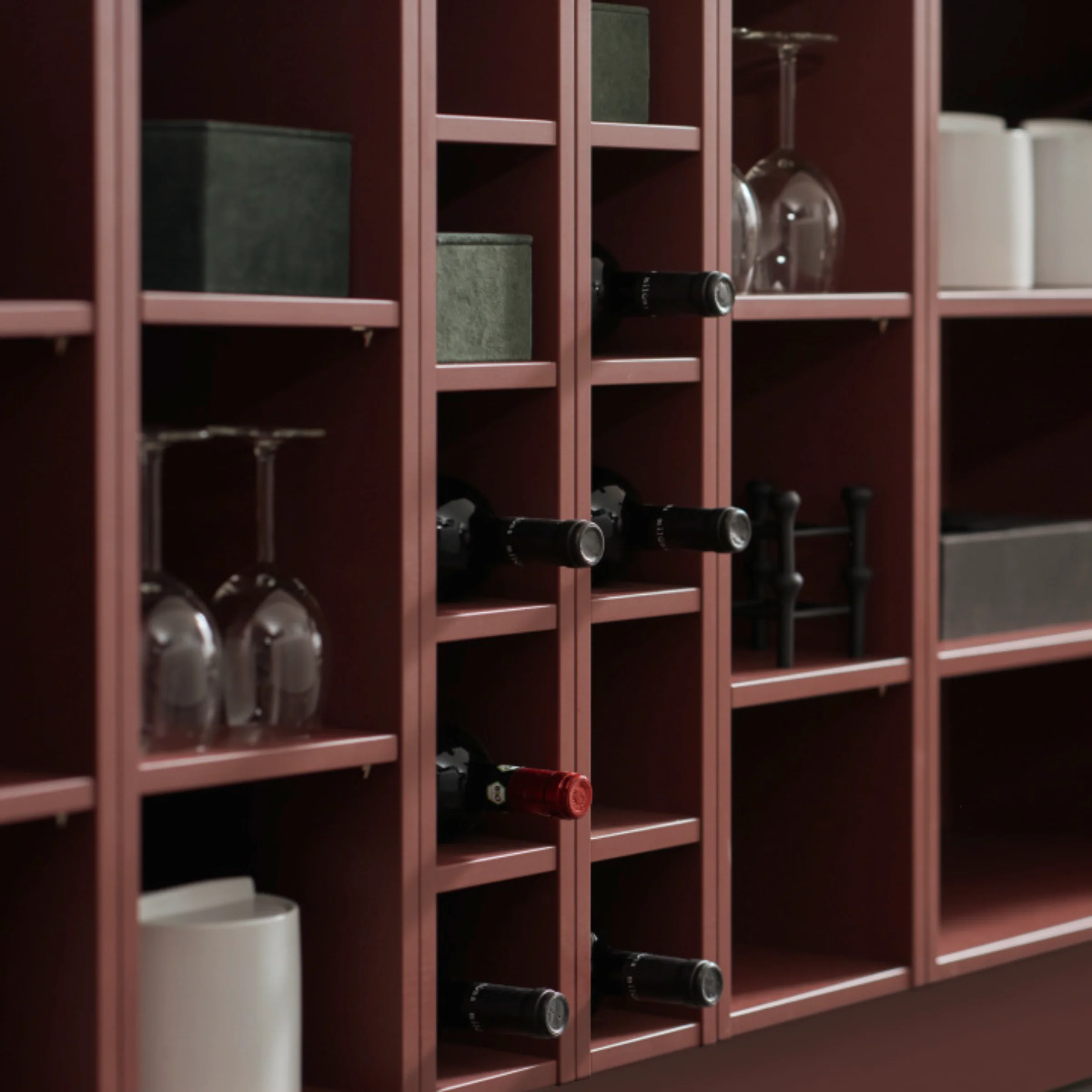 Ein Weinregal aus Holz mit Gläsern und Flaschen, passend für Nolte Living.