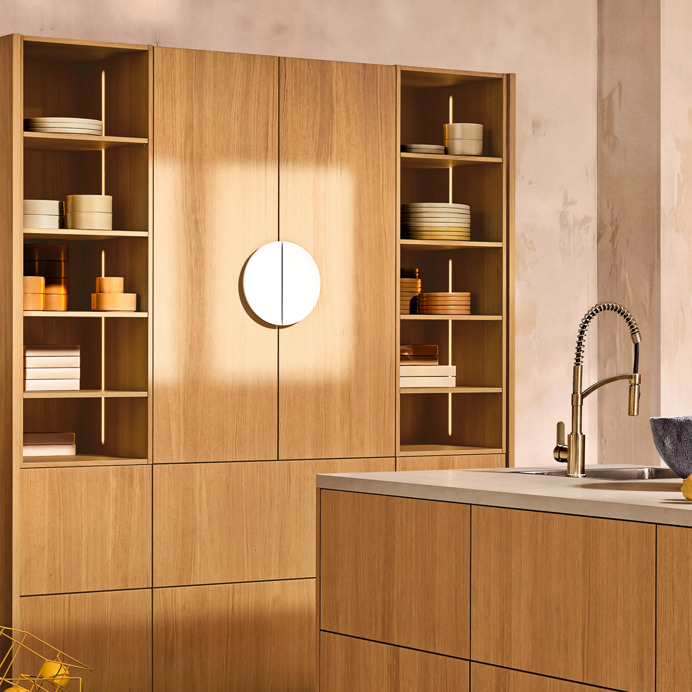 In der modernen Küche aus Holz ist ein stilvolles Design mit Regalen zu sehen. Nolte Küchen.