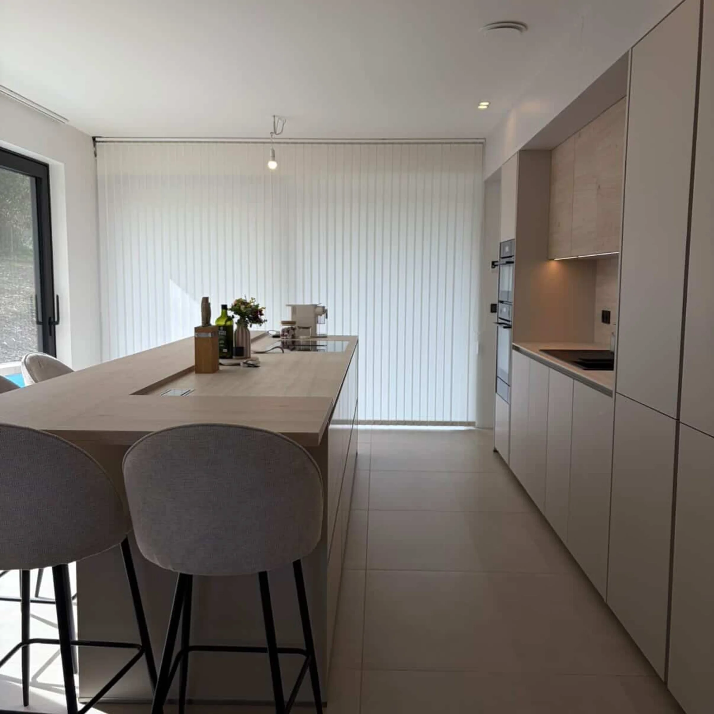 Eine moderne Küche mit eleganter Insel und Barhockern. Nolte Küchen.