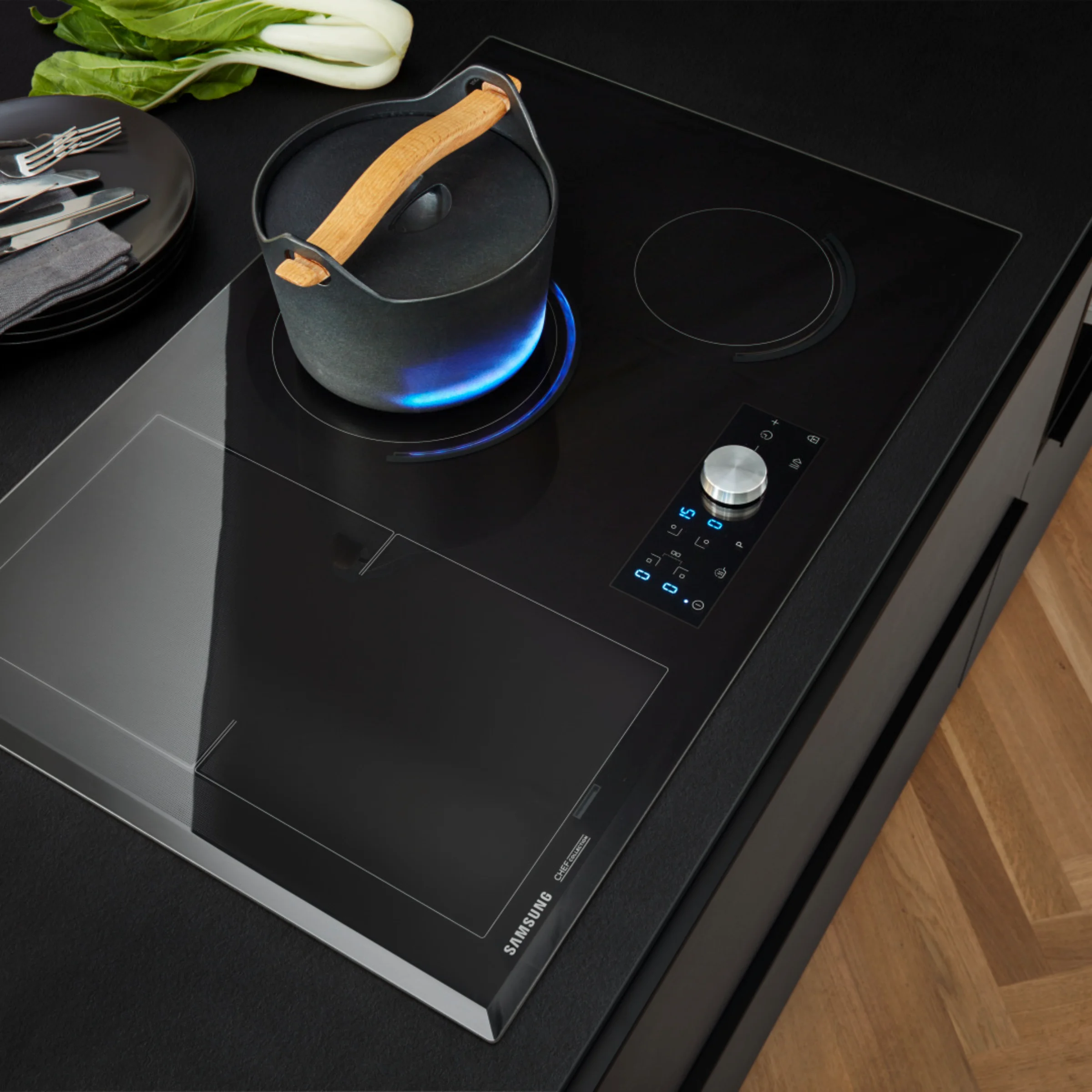 Ein moderner Küchenbereich mit Kochfeld und Topf, präsentiert von Nolte Küchen.