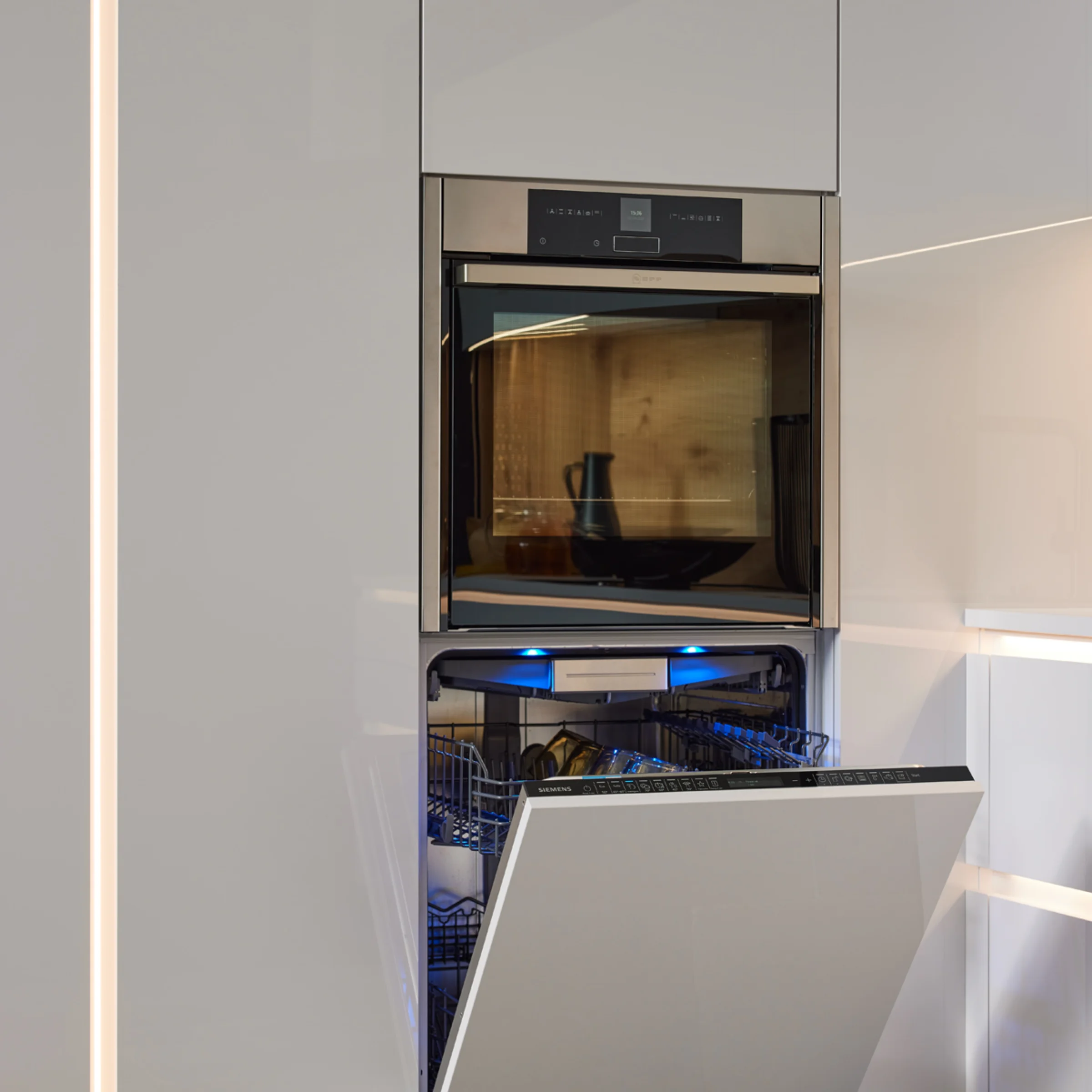 Ein moderner Küchenbereich mit offenem Geschirrspüler in stilvollem Design von Nolte Küchen.