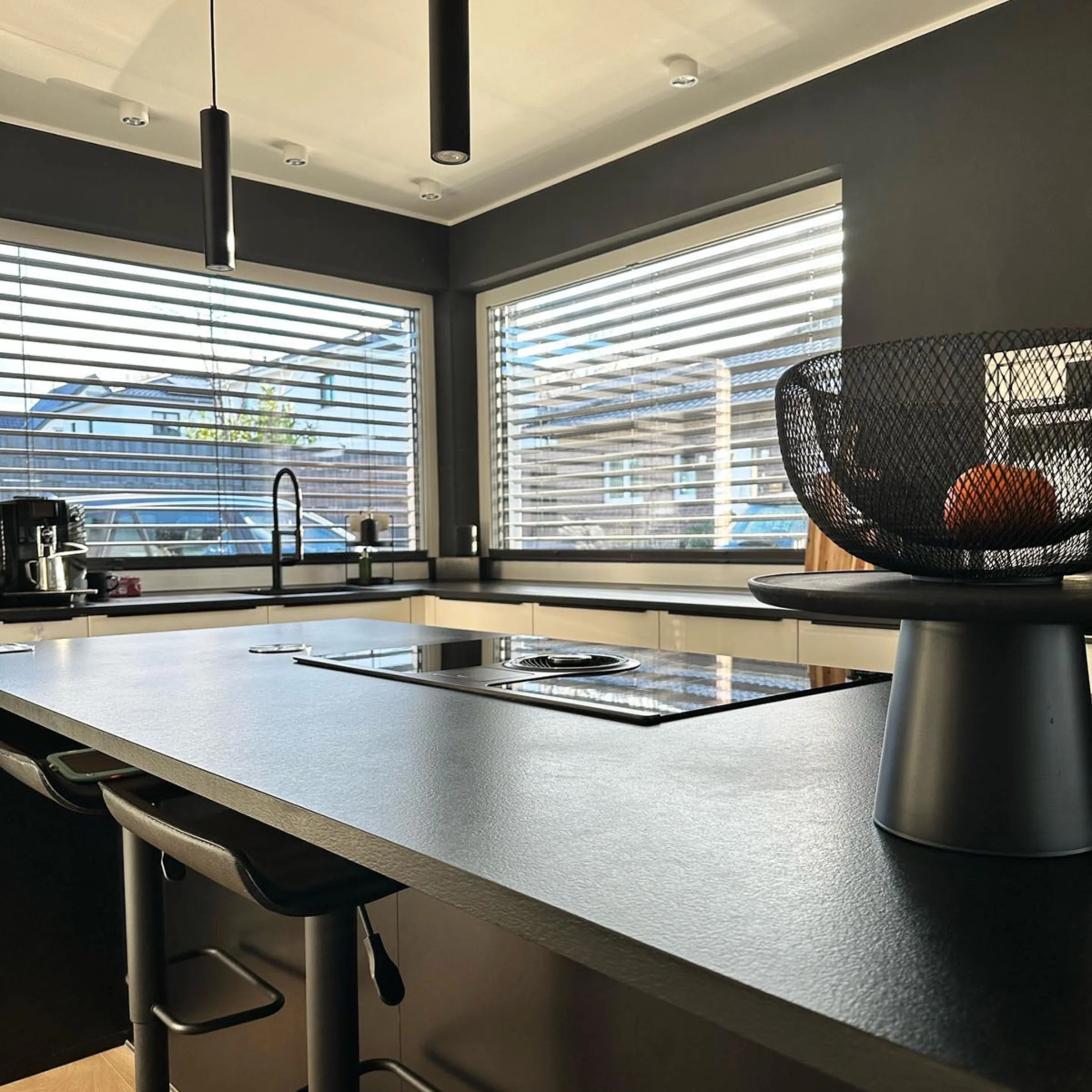 Moderne Küche mit Kochinsel und Hockern in einem lichtdurchfluteten Raum, Nolte Küchen.