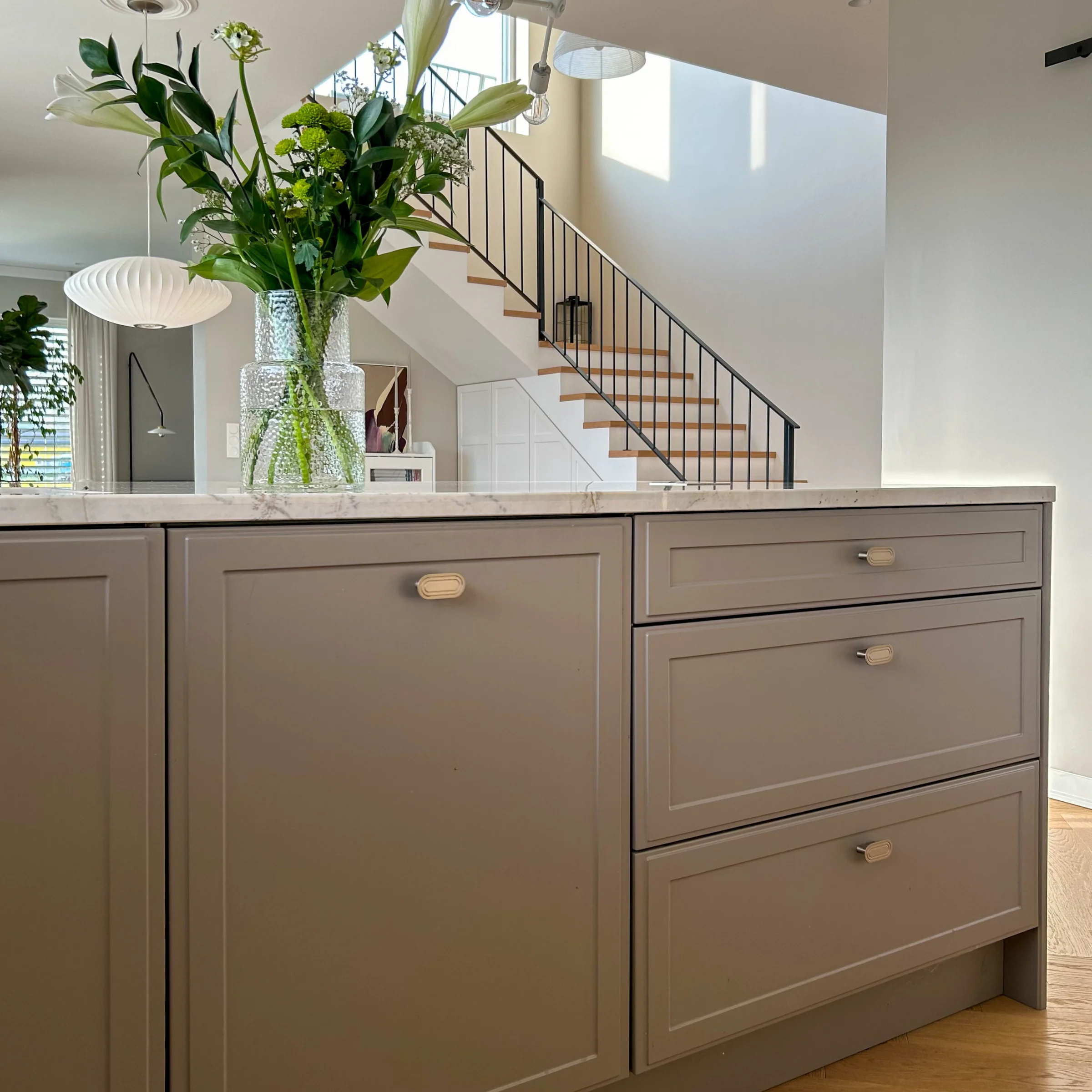 Cucina moderna con fiori sul piano di lavoro, in evidenza il design di Nolte Kitchen.