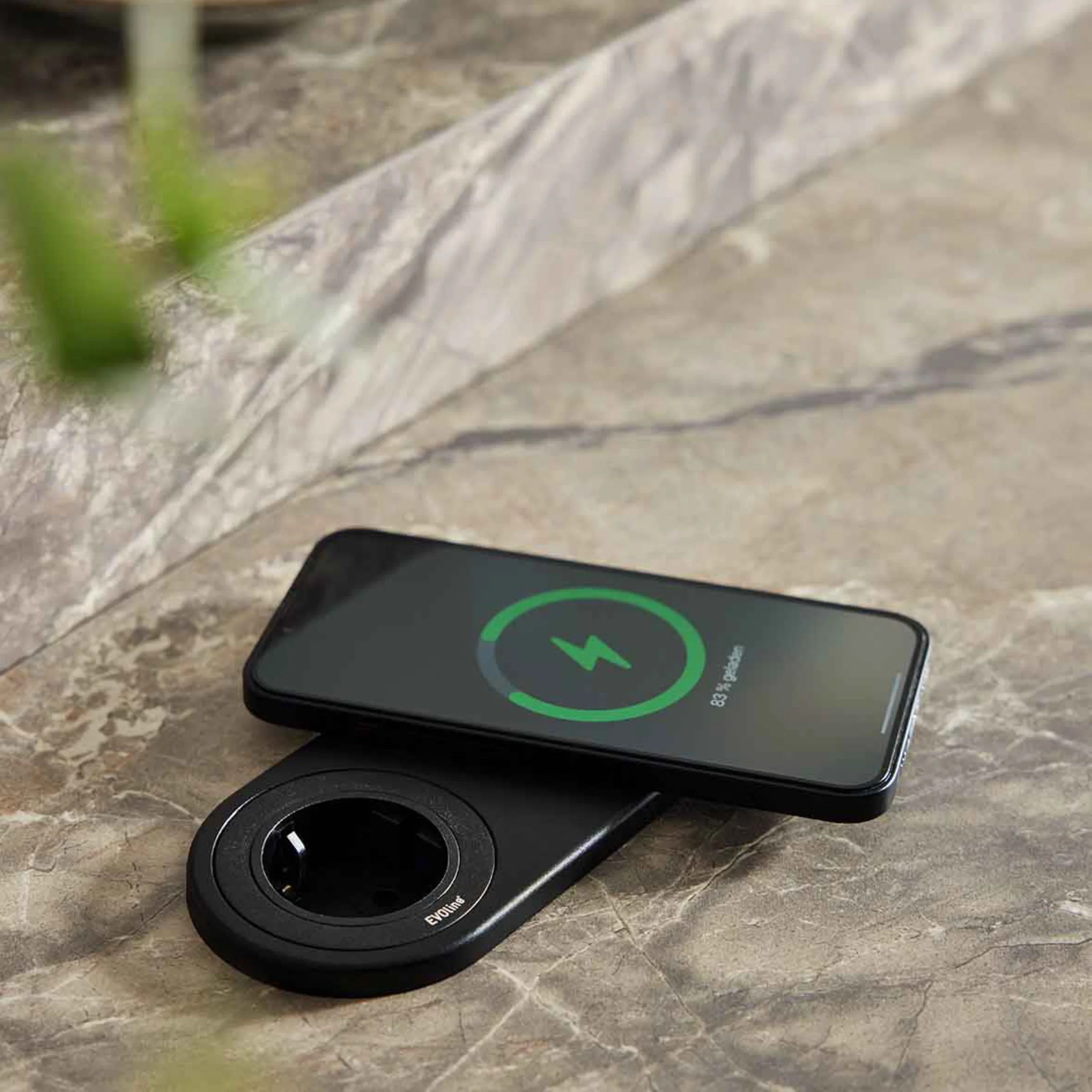Ein Smartphone lädt kabellos auf einer Marmoroberfläche, die zu Nolte Küchen gehört.