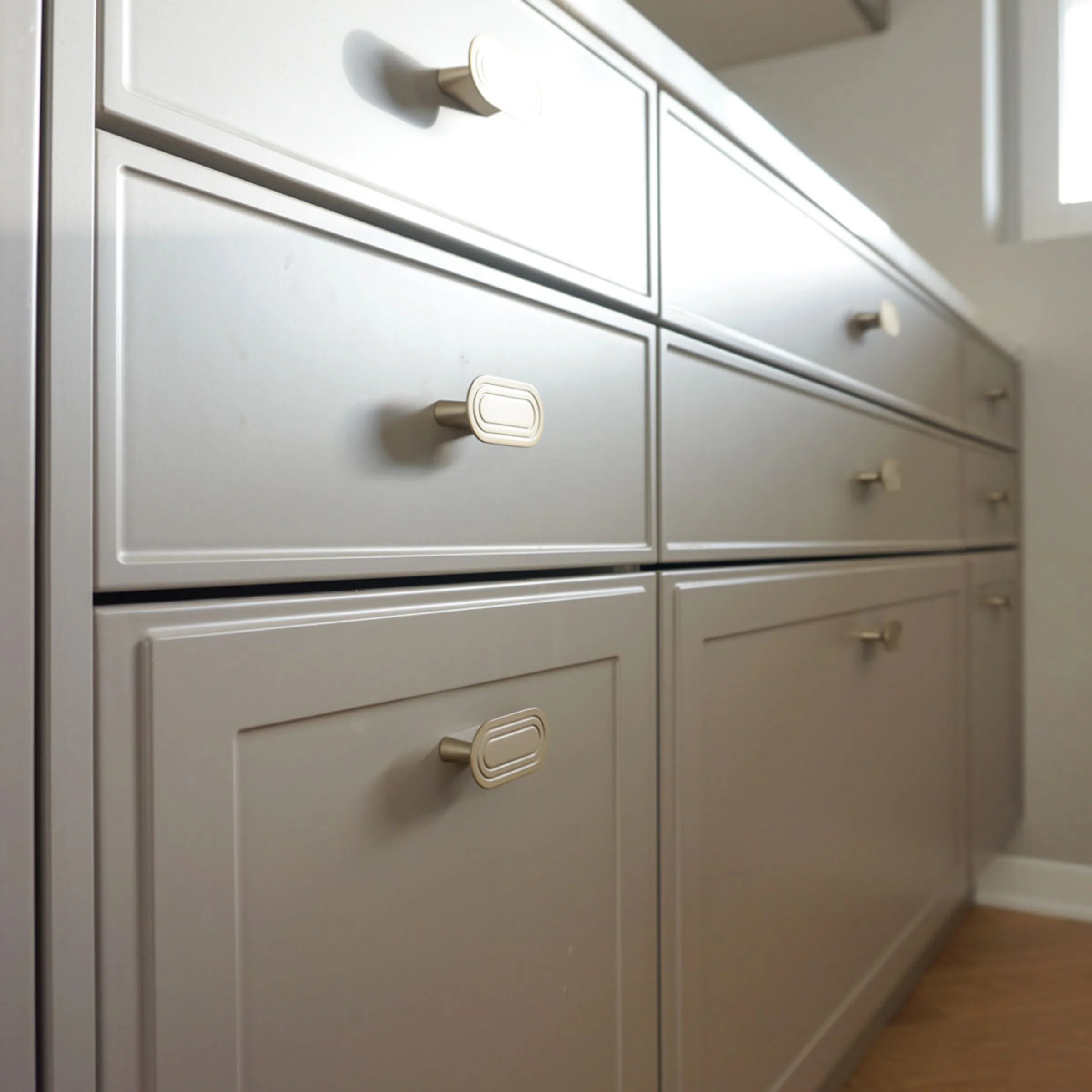 Eine stilvolle Küche mit grauen Schränken und eleganten Griffen von Nolte Küchen.