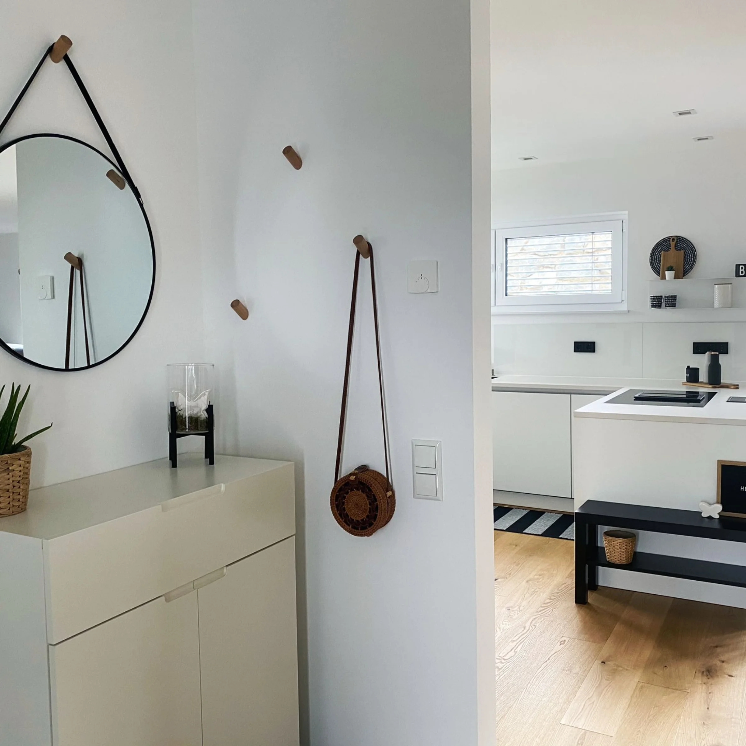 Eine moderne Küche mit weißen Schränken und Holzdetails, ausgestattet von Nolte Küchen.