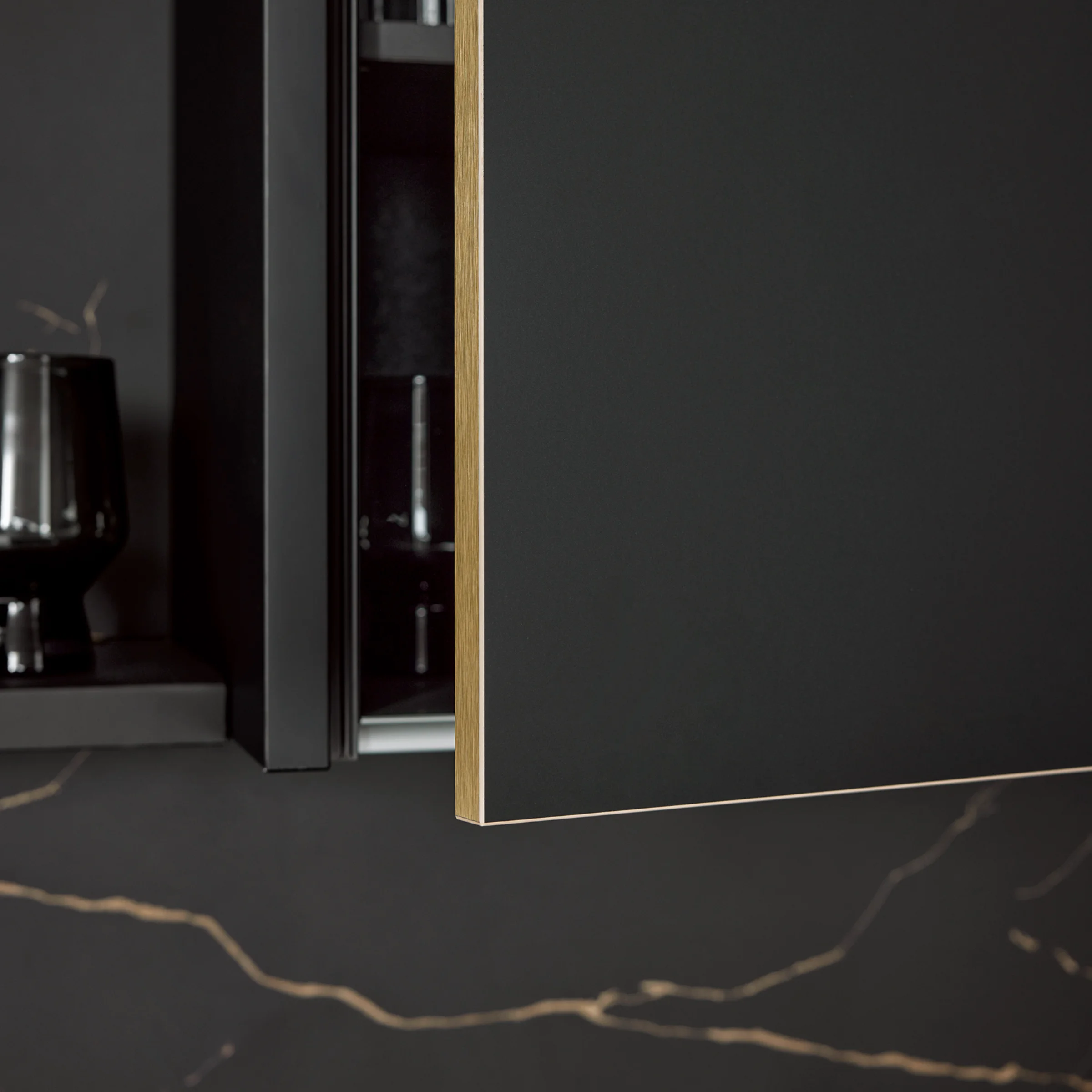Elegantes Küchendesign mit schwarzen Fronten und Holzdetails, Nolte Küchen.