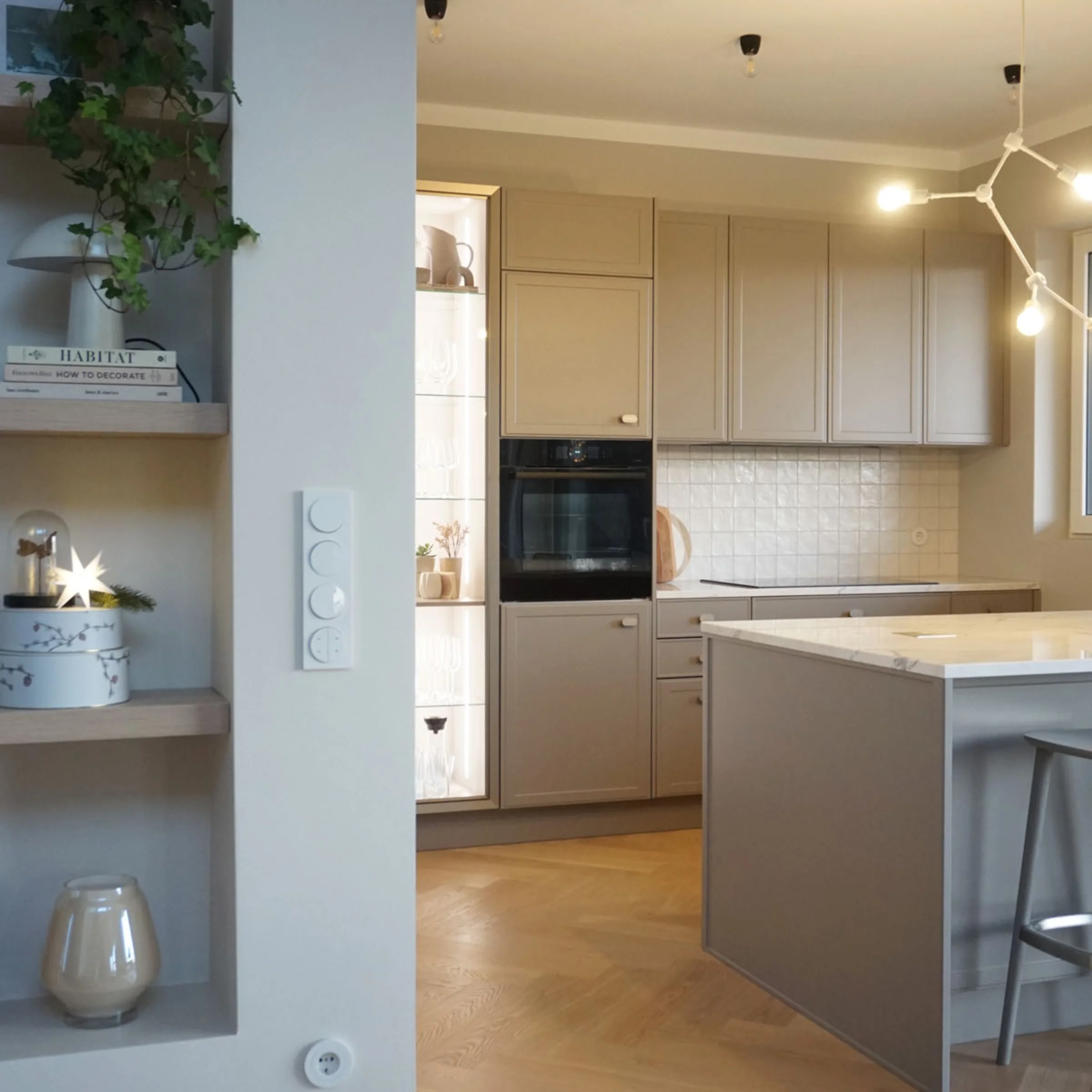 Eine moderne Küche mit Insel und hellen Schränken, im Design von Nolte Küchen.