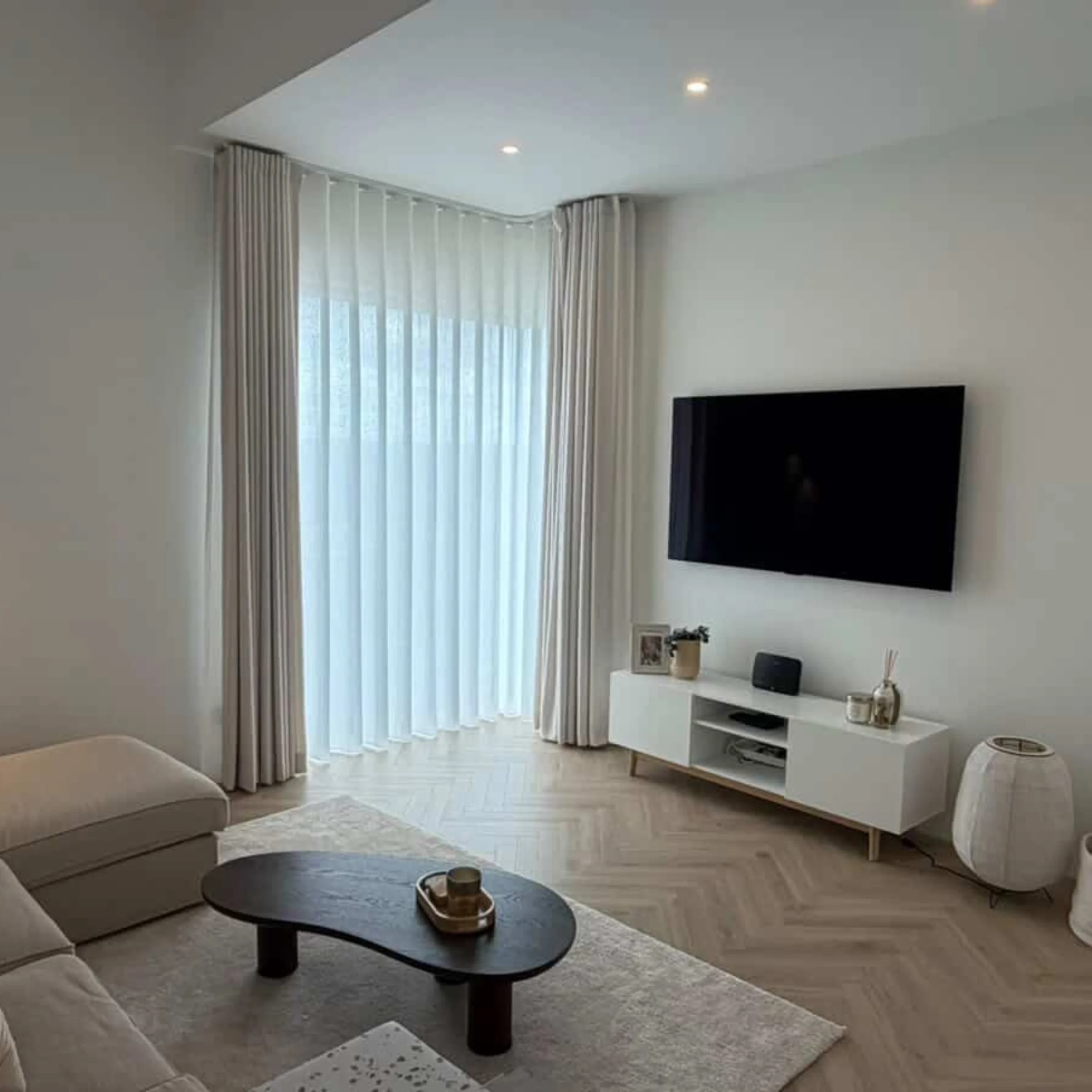 Ein modernes Wohnzimmer mit Sofa und TV, stilvoll eingerichtet. Nolte Living.