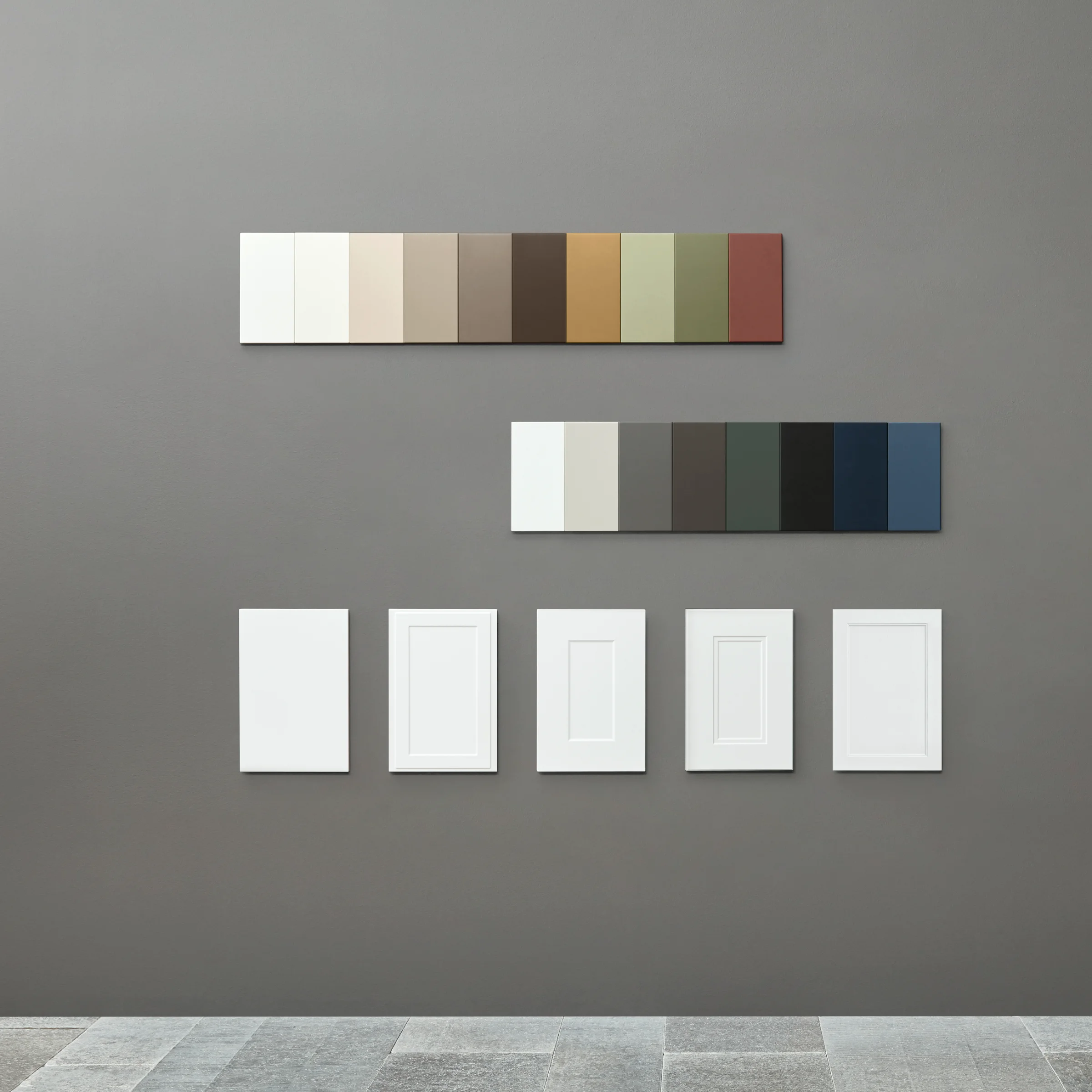 Farbmuster und Türfronten an einer grauen Wand in einem modernen Design, NolteNeo.