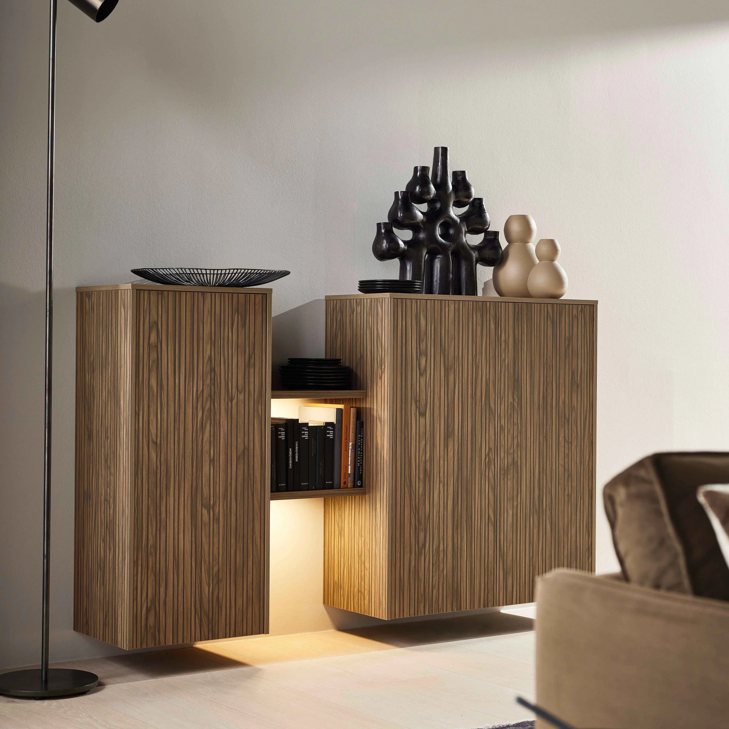 Ein modernes Sideboard mit Dekorationen steht in einem stilvollen Wohnzimmer, Nolte Küchen.