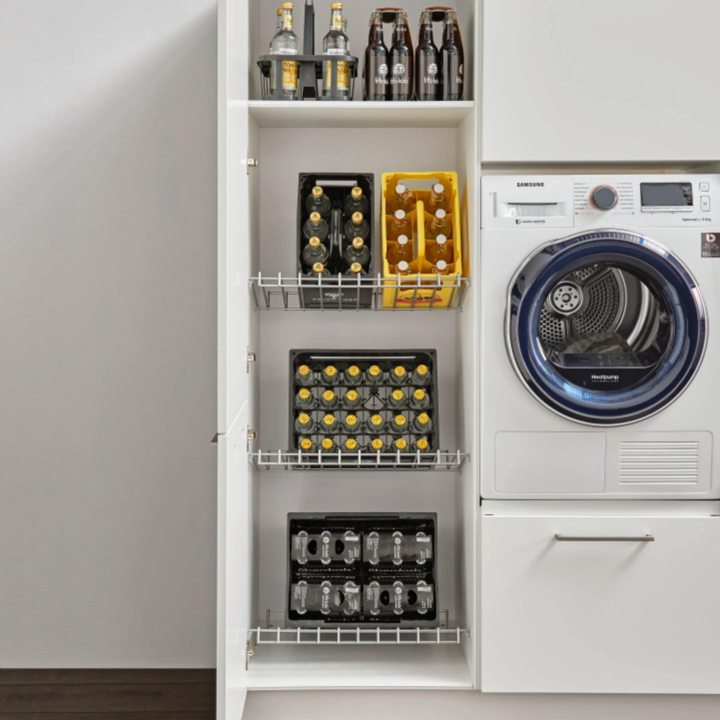 Buanderie avec placard intégré et lave-linge, assortie aux buanderies Nolte.