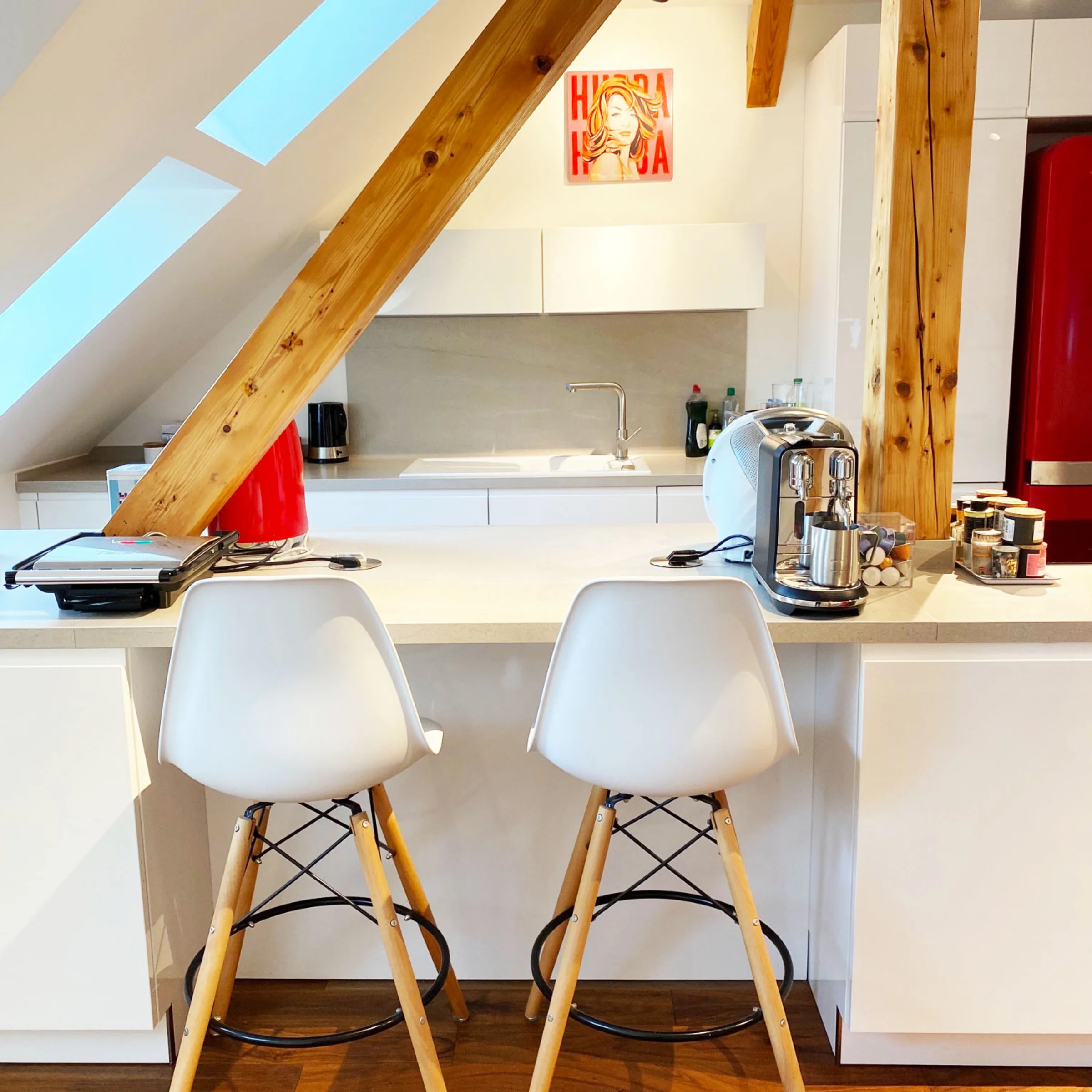 Eine moderne Küche mit weißen Schränken und Holzdetails, ausgestattet von Nolte Küchen.