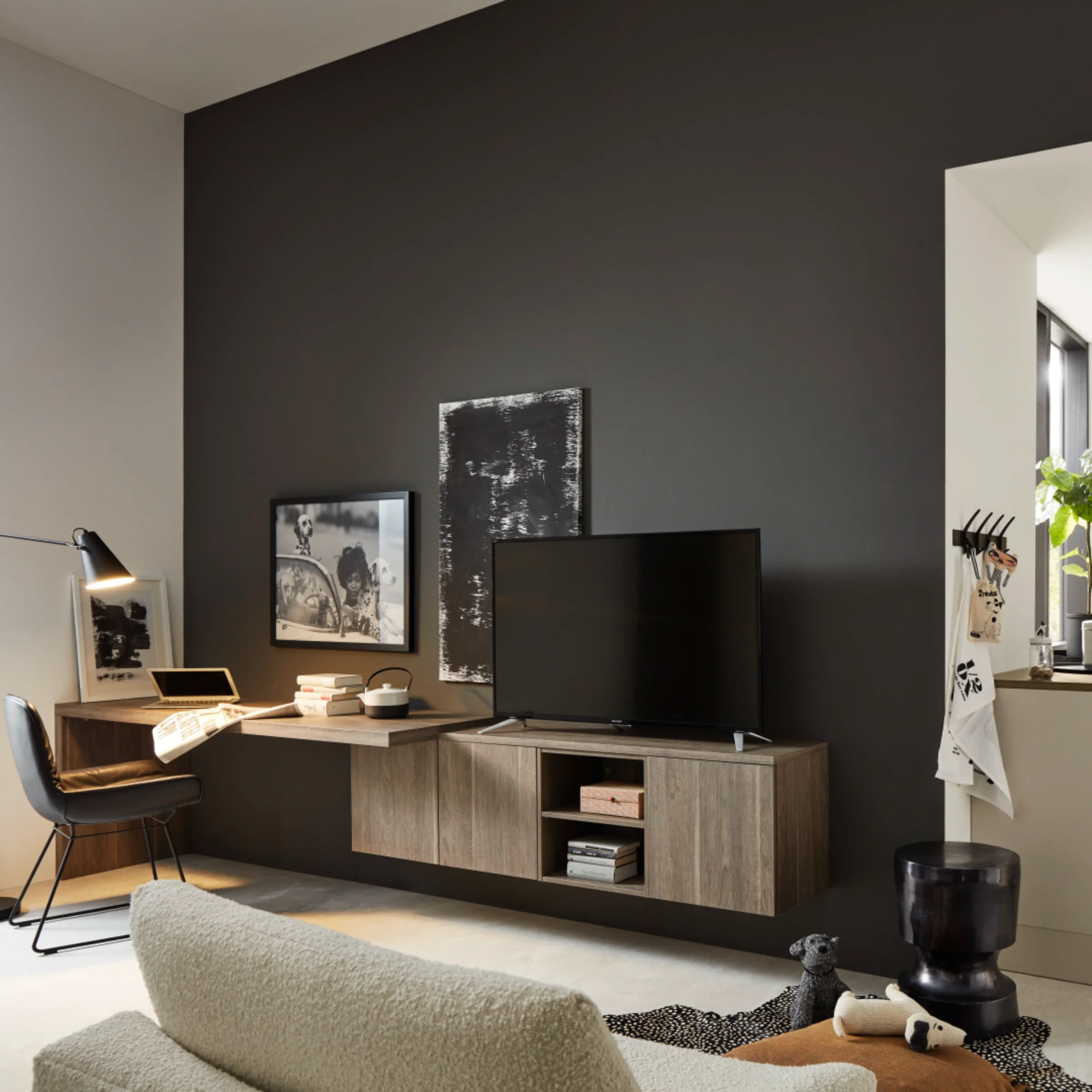 Ein modernes Wohnzimmer mit Nolte Living und einer angrenzenden Küche von Nolte Küchen.
