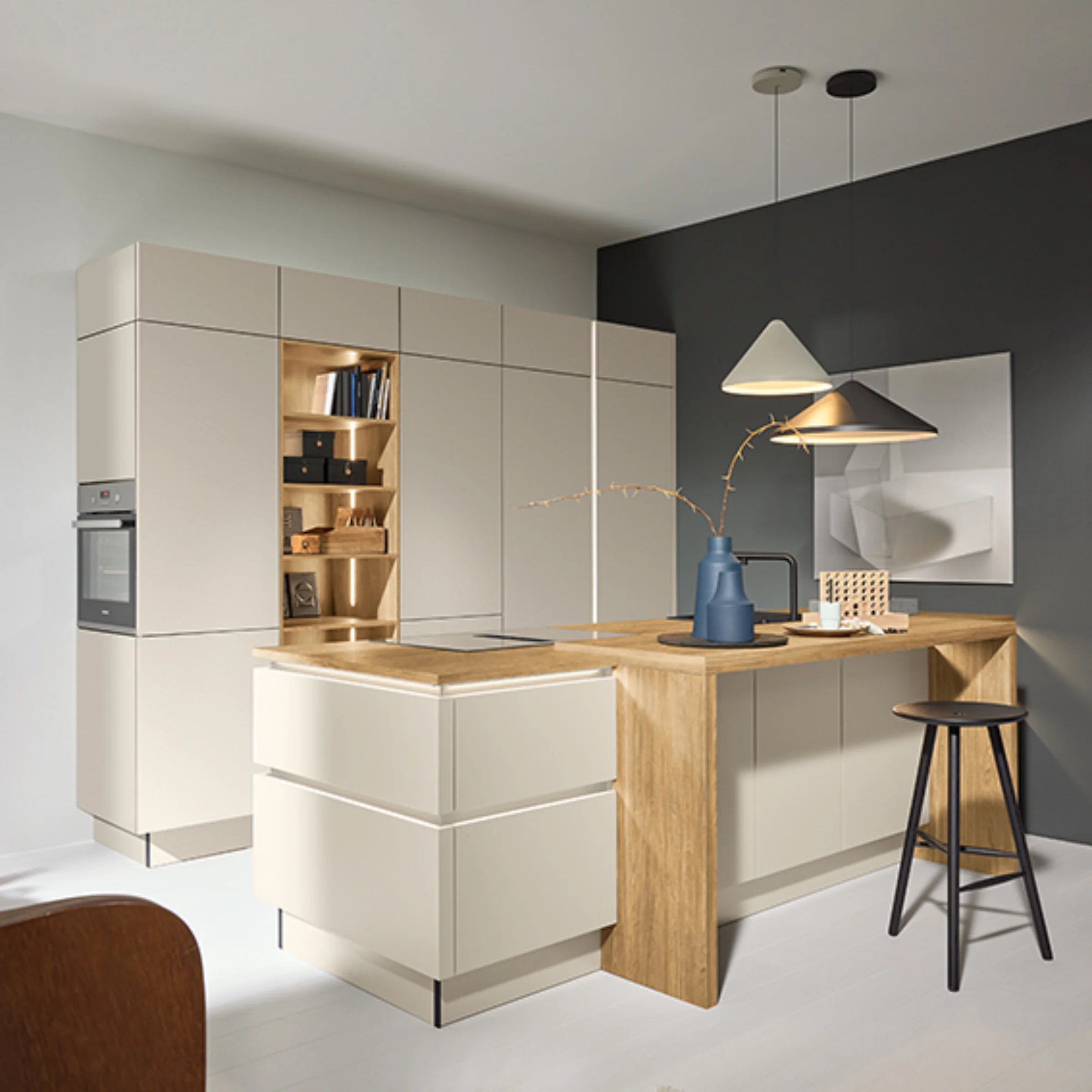 Eine moderne Küche mit Holz- und Weißtönen. Nolte Küchen.
