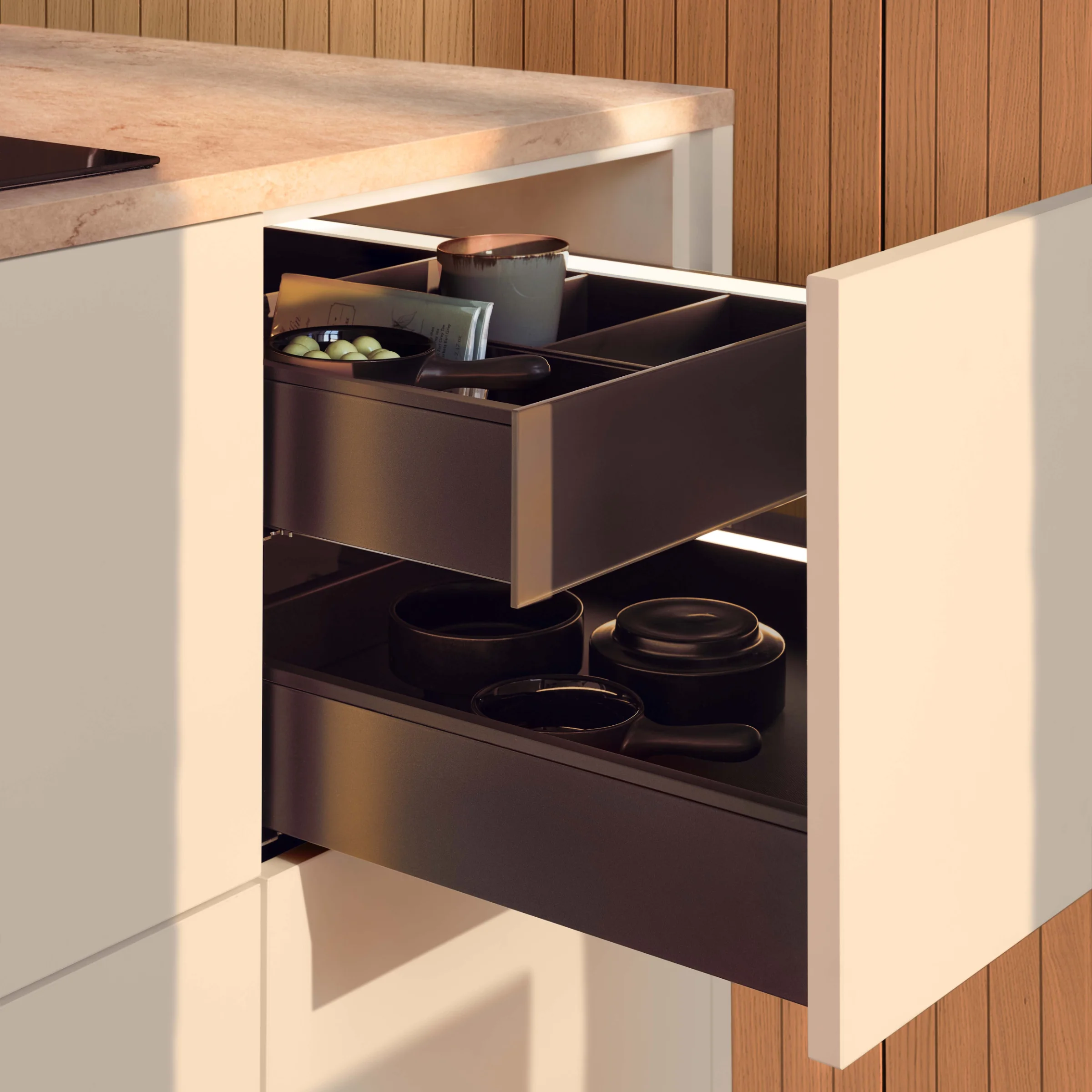 Eine geöffnete Küchenschublade in modernem Design. Nolte Küchen.