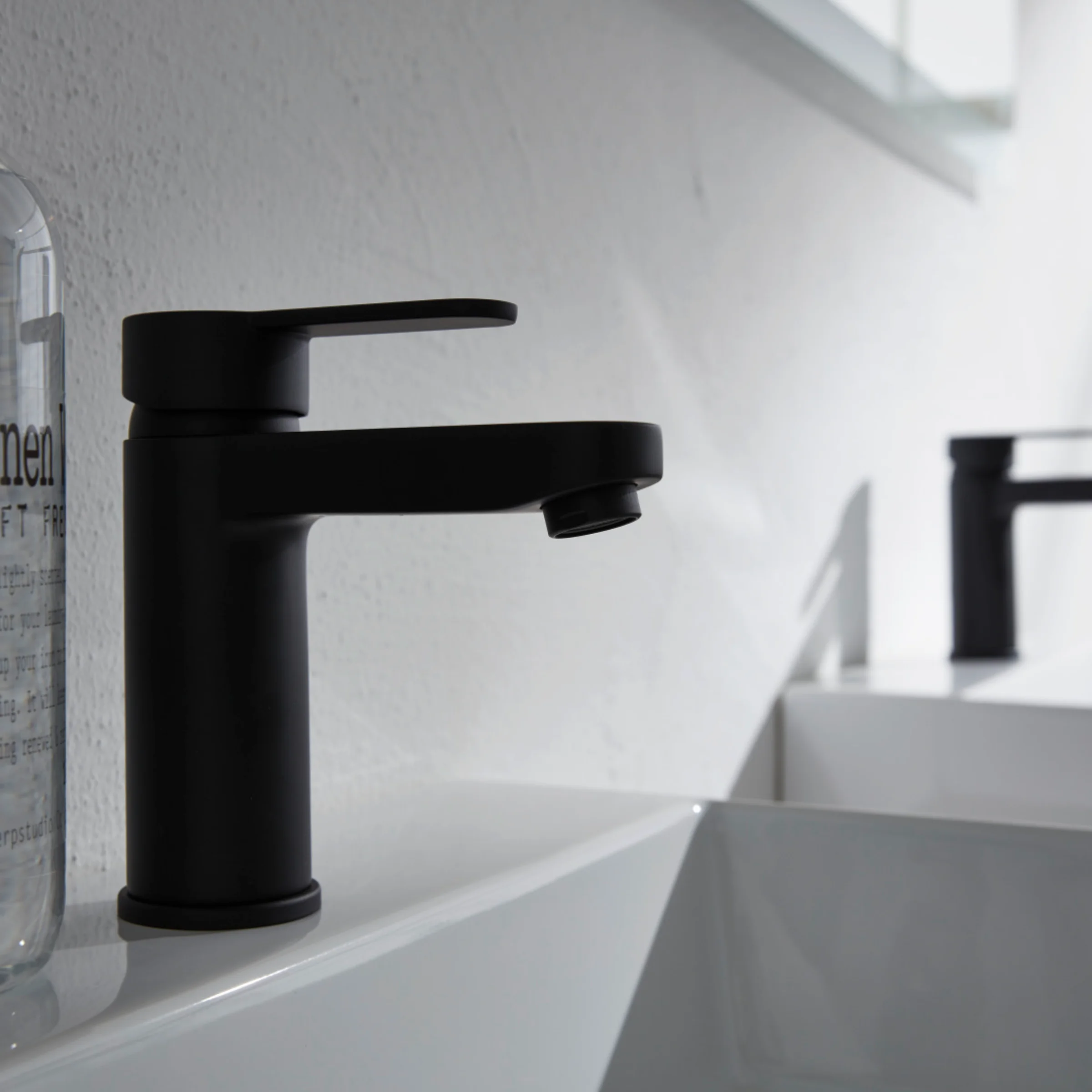 Ein modernes Badezimmer mit zwei Waschbecken und schwarzen Armaturen, Nolte SPA.