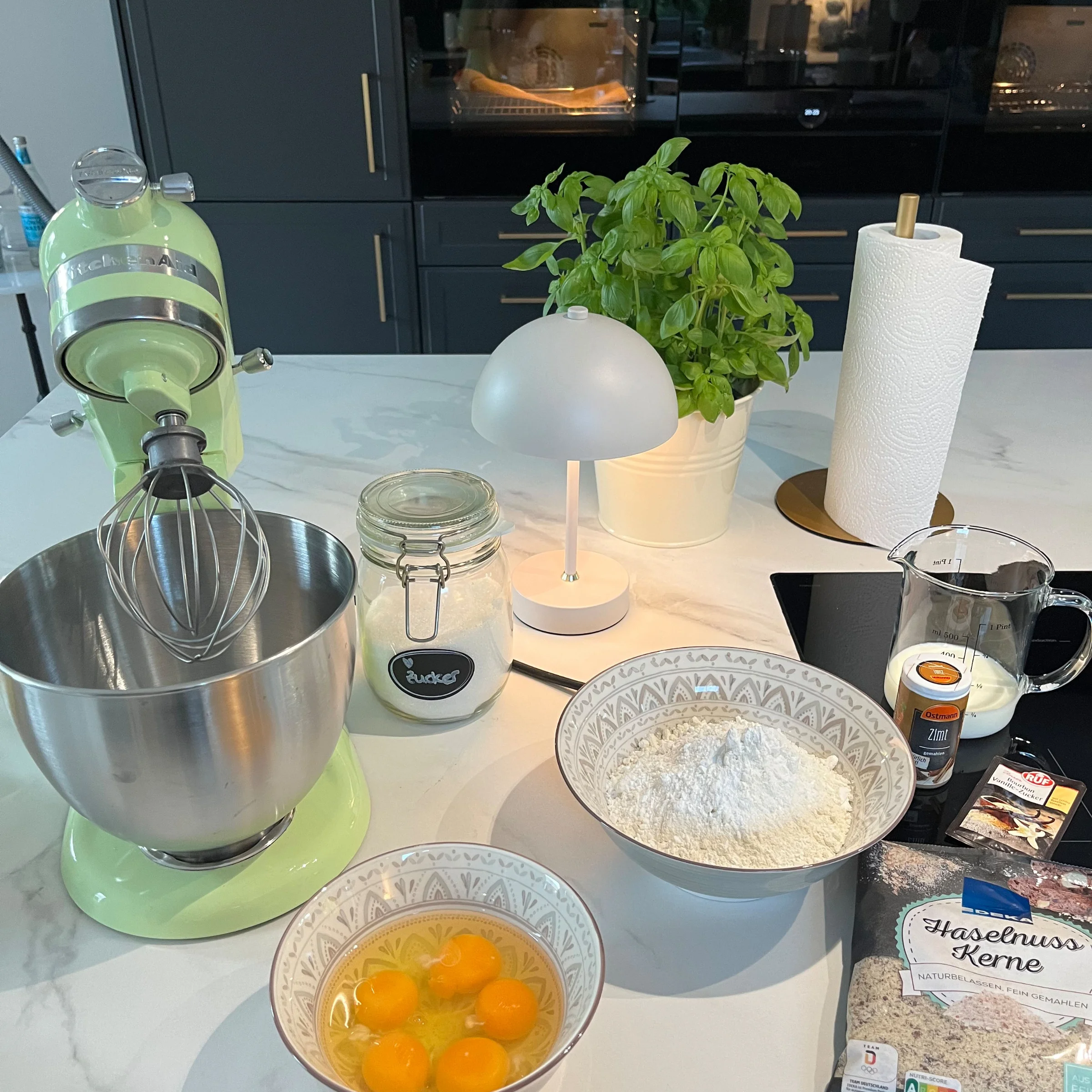 Eine moderne Küche mit Backzutaten auf der Arbeitsplatte, ausgestattet von Nolte Küchen.