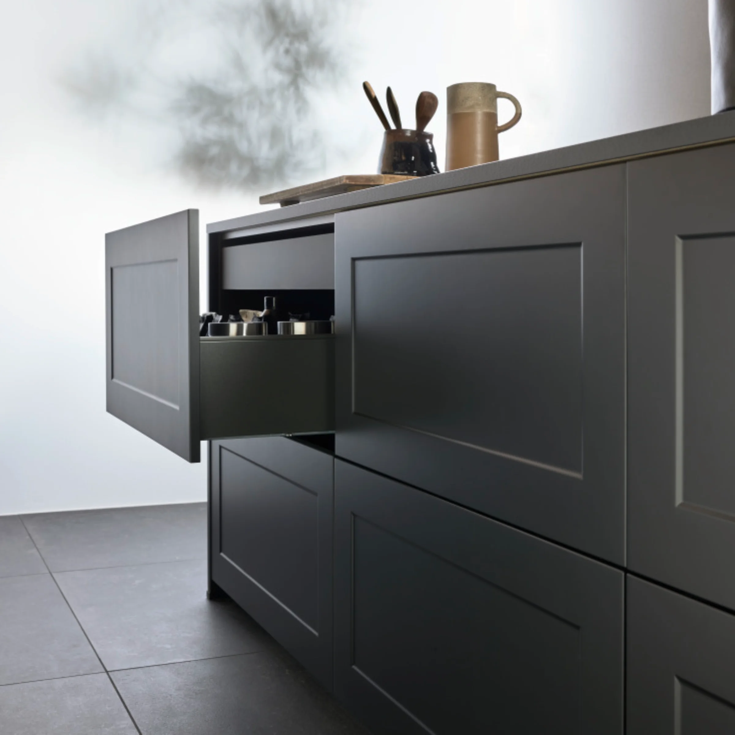 Eine moderne Küche mit geöffnetem Schrank zeigt stilvolle Details, von Nolte Küchen.