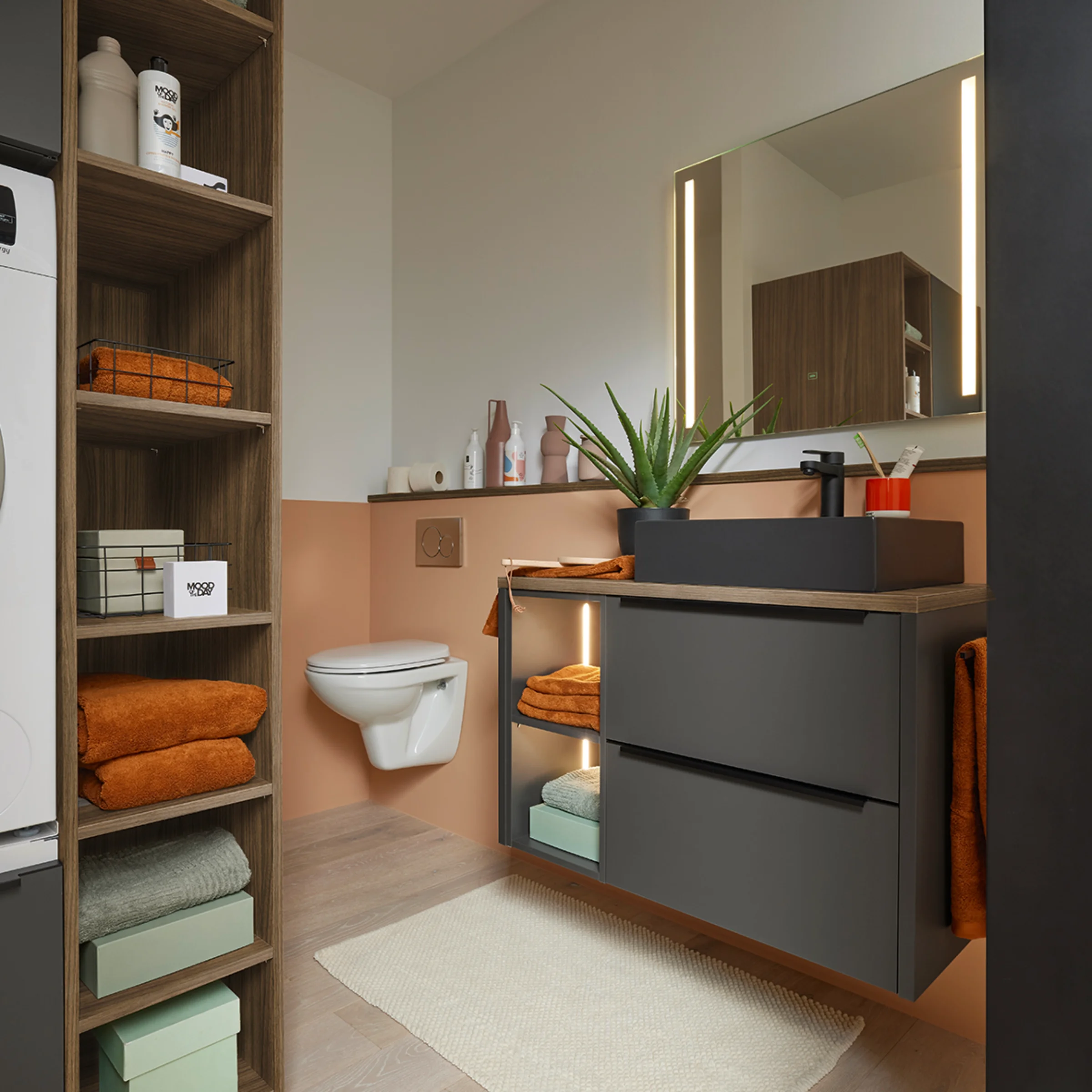Ein modernes Badezimmer mit Waschmaschine und eleganten Ablagen, im Design von Nolte SPA.