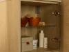 Ein geöffneter Badezimmerschrank mit Pflegeprodukten und Handtüchern, Nolte SPA.
