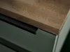 Eine Küchentheke mit Holzoberfläche und grünem Unterschrank, Nolte Küchen.
