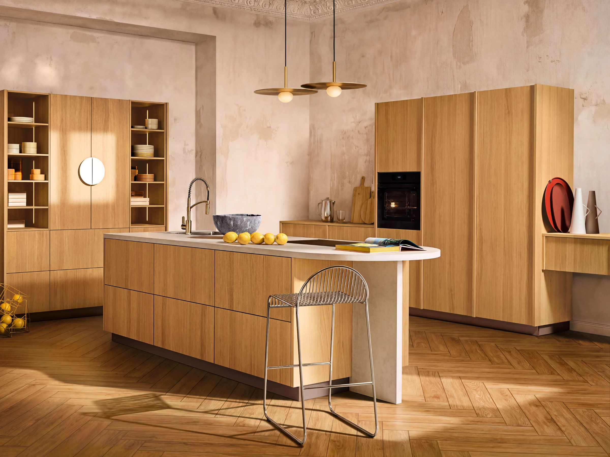 Eine moderne Küche mit Holzfronten und einer zentralen Insel. Nolte Küchen.