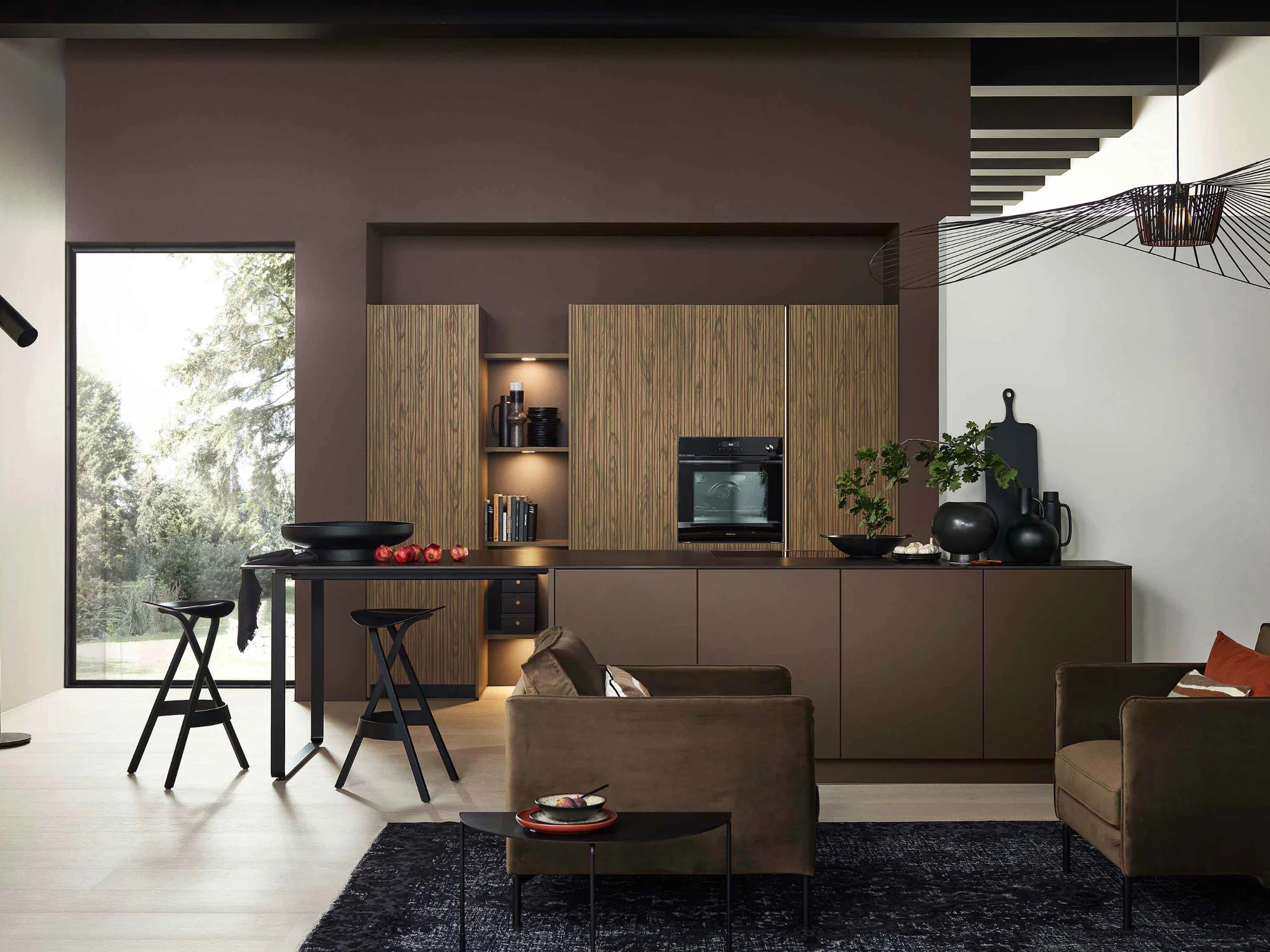 Eine moderne Küche mit Holzelementen und stilvollen Möbeln, Nolte Küchen.