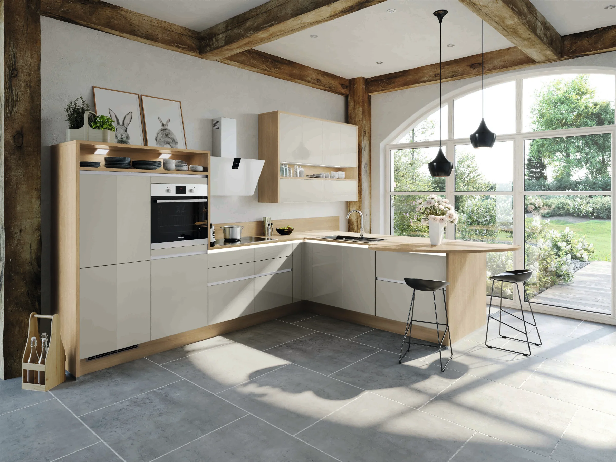 Eine moderne Küche mit Holz- und Weißtönen, großen Fenstern und Hockern. Express Küchen.