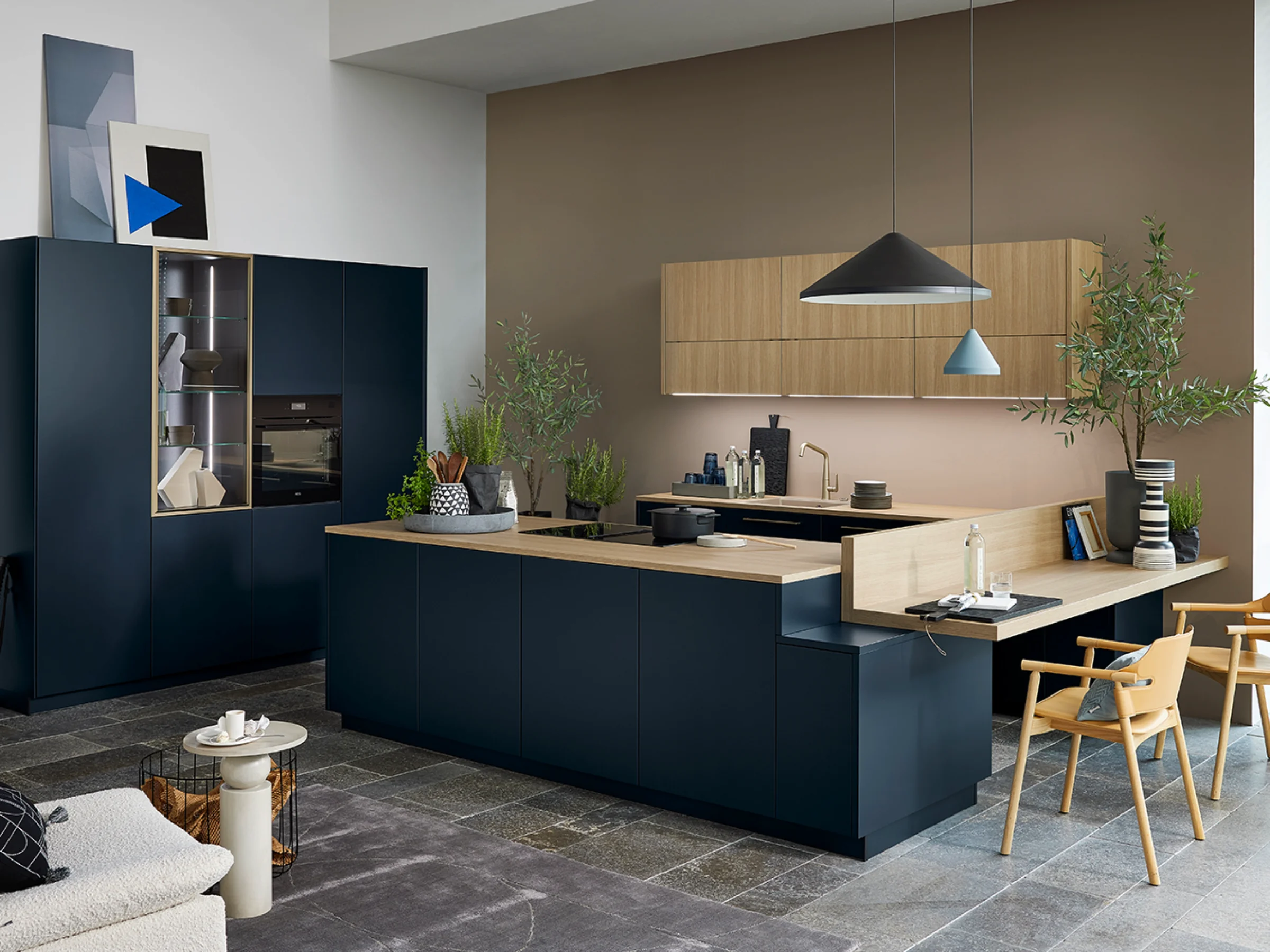 Eine moderne Küche mit dunklen Schränken und Holzakzenten, gestaltet von Nolte Küchen.