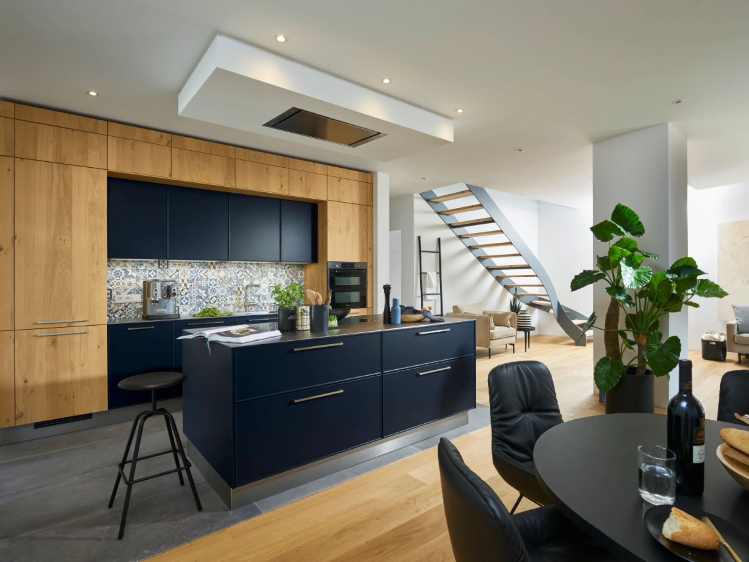 Eine moderne Küche mit Holzelementen und blauen Schränken, Nolte Küchen.