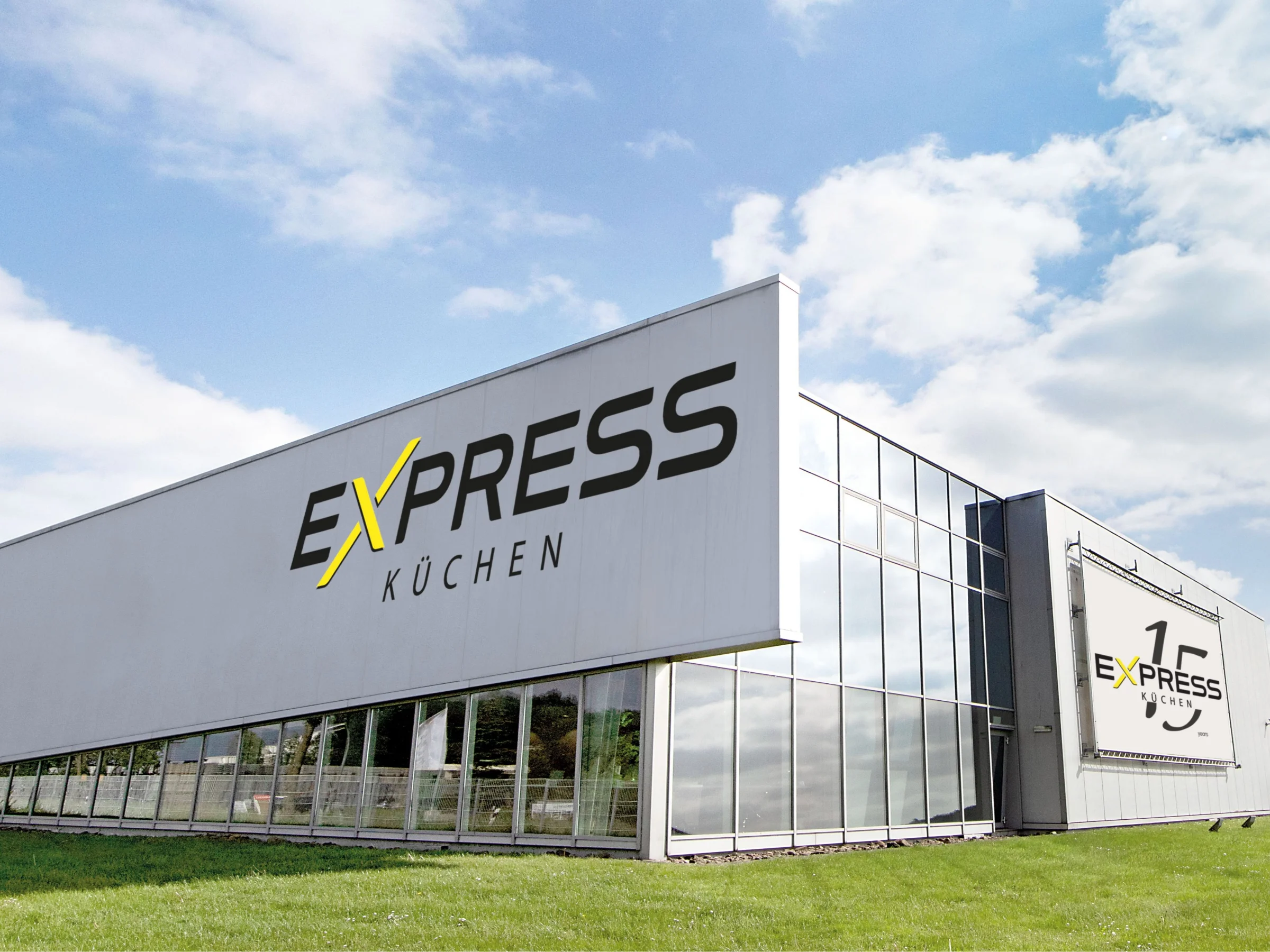 Ein modernes Gebäude mit der Aufschrift "Express Küchen" unter blauem Himmel.