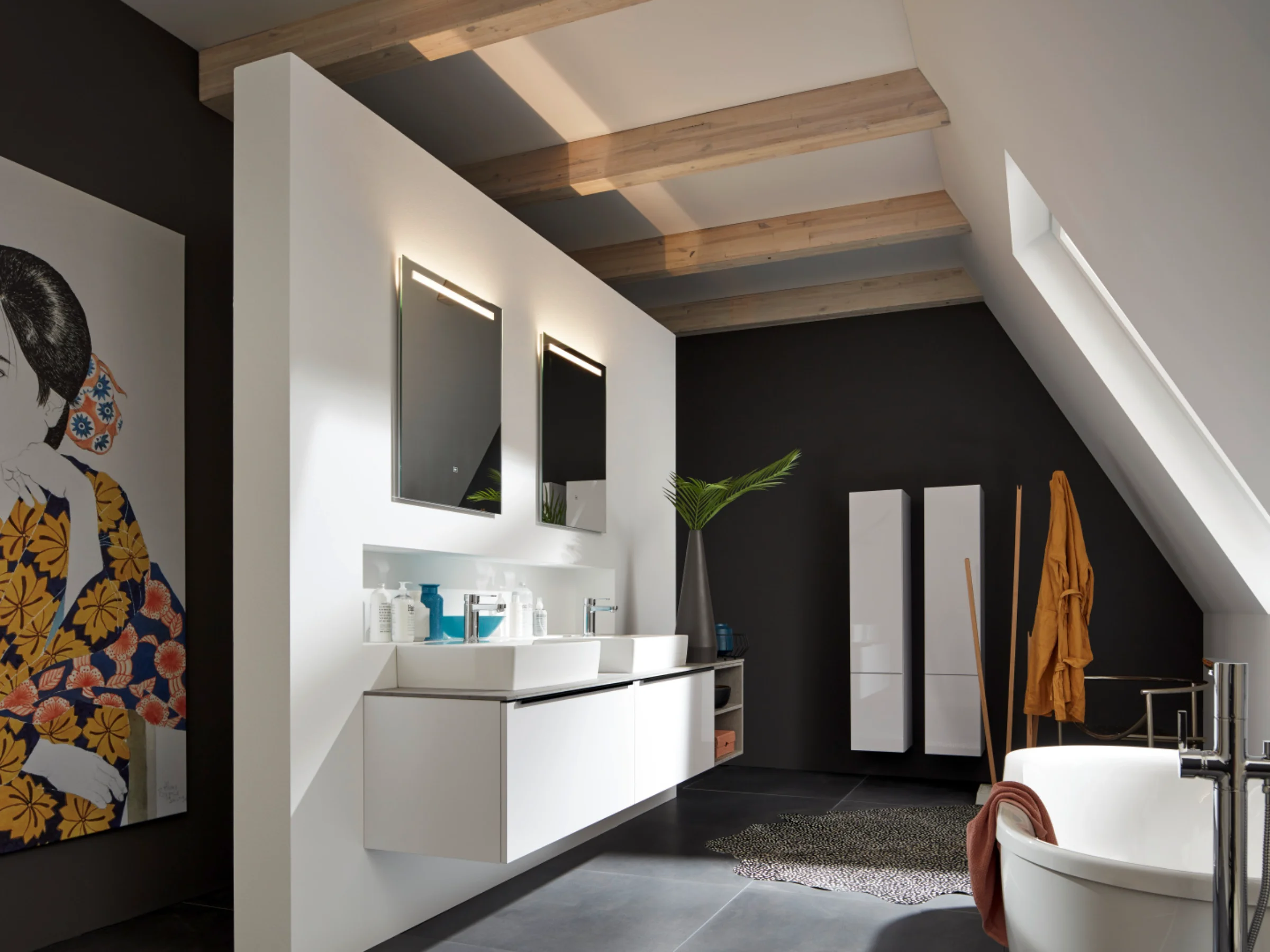 Ein modernes Badezimmer mit freistehender Badewanne und Doppelwaschtisch, gestaltet von Nolte SPA.