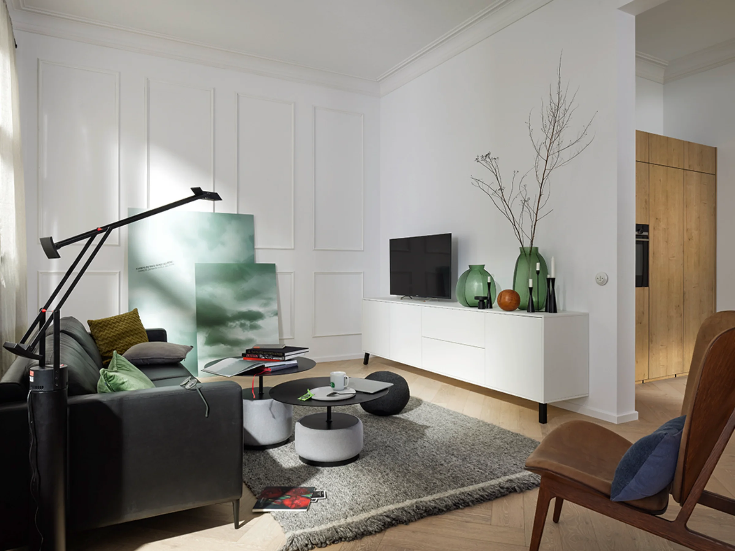 Ein stilvoll eingerichtetes Wohnzimmer mit modernen Möbeln und einem Fernseher auf einem Sideboard. Nolte Living.