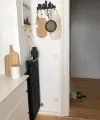 Ein Flur mit Holzboden und dekorativen Wandobjekten, präsentiert von Nolte Küchen.