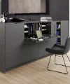Ein moderner Wohnbereich mit grauen Schränken und einem Klapptisch, Nolte Living.