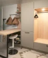 Ein stilvoller Hauswirtschaftsraum mit modernem Design und Holzdetails von Nolte Hauswirtschaftsräume.