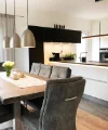 Eine moderne Küche mit Essbereich und Holzdetails, gestaltet von Nolte Küchen.