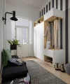 Im Flur stehen moderne Wohnmöbel mit Stauraum und Sitzgelegenheit, integriert von Nolte Living.