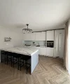 Eine moderne Küche mit Kochinsel und Hängelampe, gestaltet von Nolte Küchen.