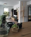 Een stijlvol ingerichte woonkamer met moderne meubels en planten, gepresenteerd door Nolte Living.