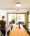 Ein moderner Essbereich mit großem Tisch und Blick auf den Balkon, Nolte Living.
