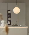 Moderne Küche mit stilvoller Beleuchtung und eleganten Oberflächen von Nolte Küchen.