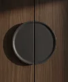 Eine exklusive, dunkle Holzoberfläche mit rundem, modernem Griff-Design. NolteNeo.