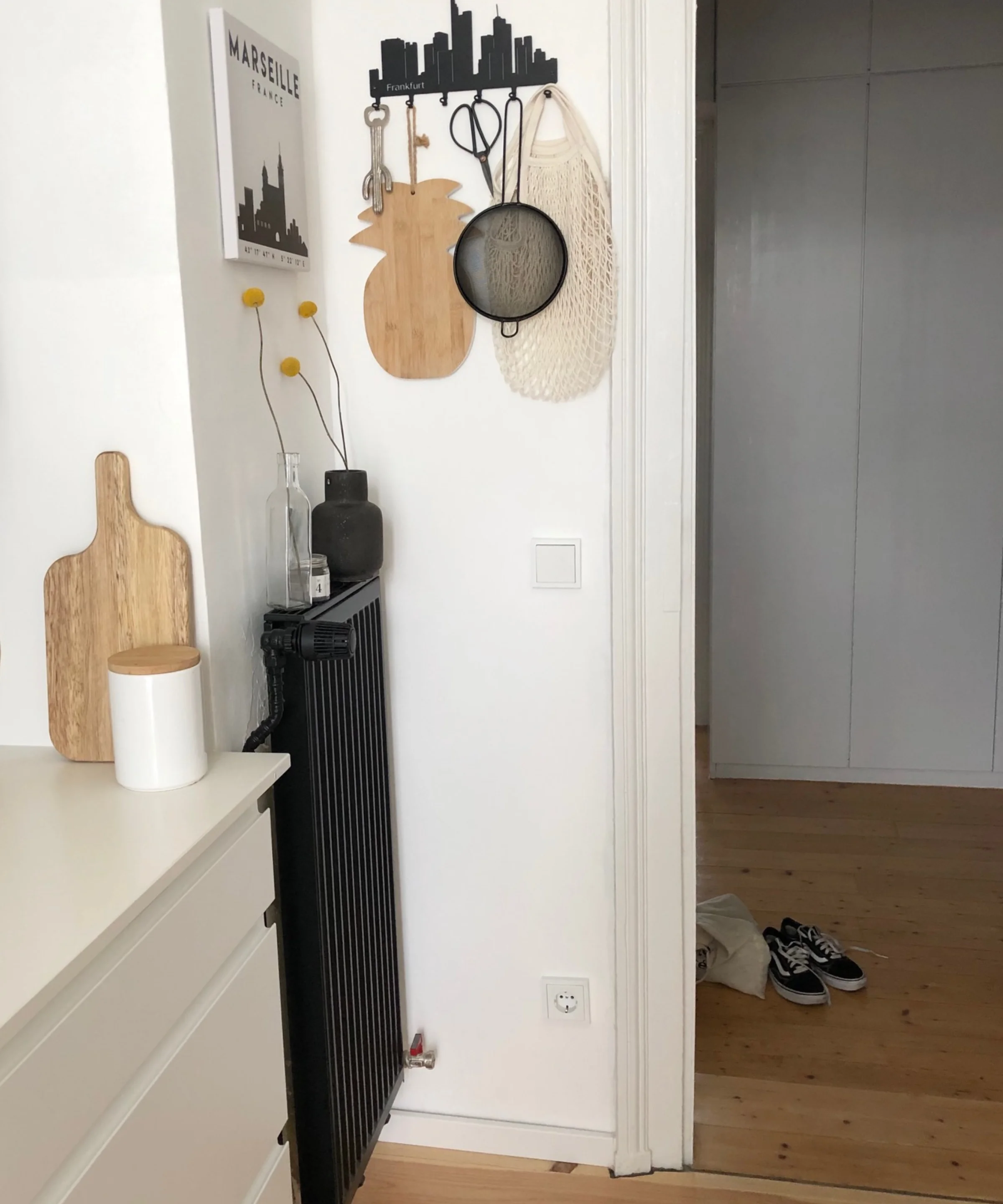 Ein Flur mit Holzboden und dekorativen Wandobjekten, präsentiert von Nolte Küchen.