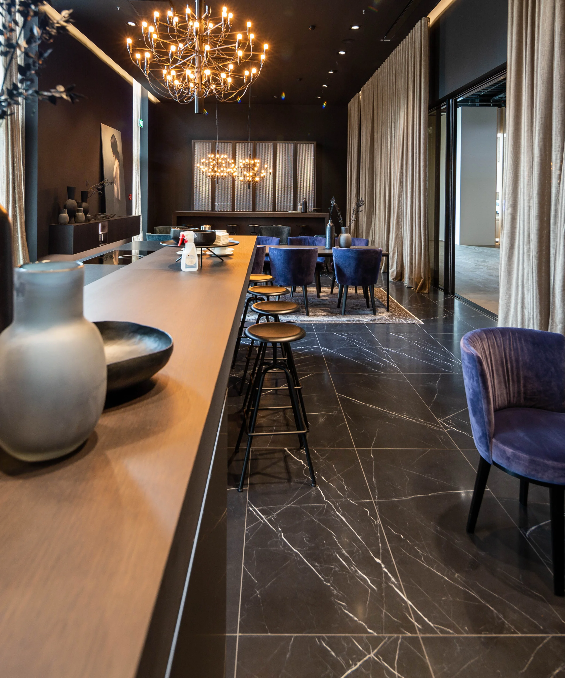 A stylishly furnished room with modern furniture and decor by Nolte Living.