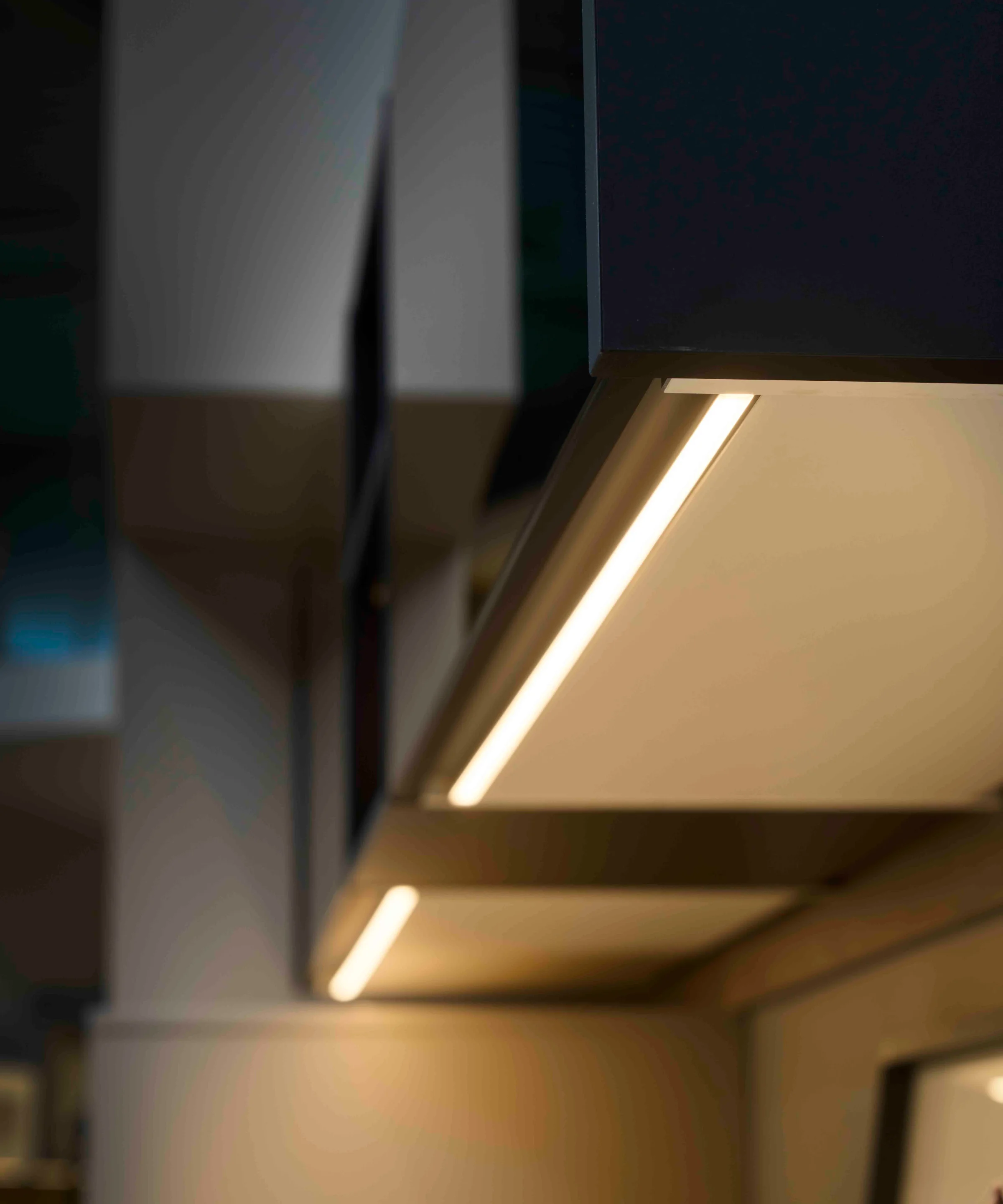 Moderne Küchenbeleuchtung mit eleganten Linien und Ambiente, Express Küchen.