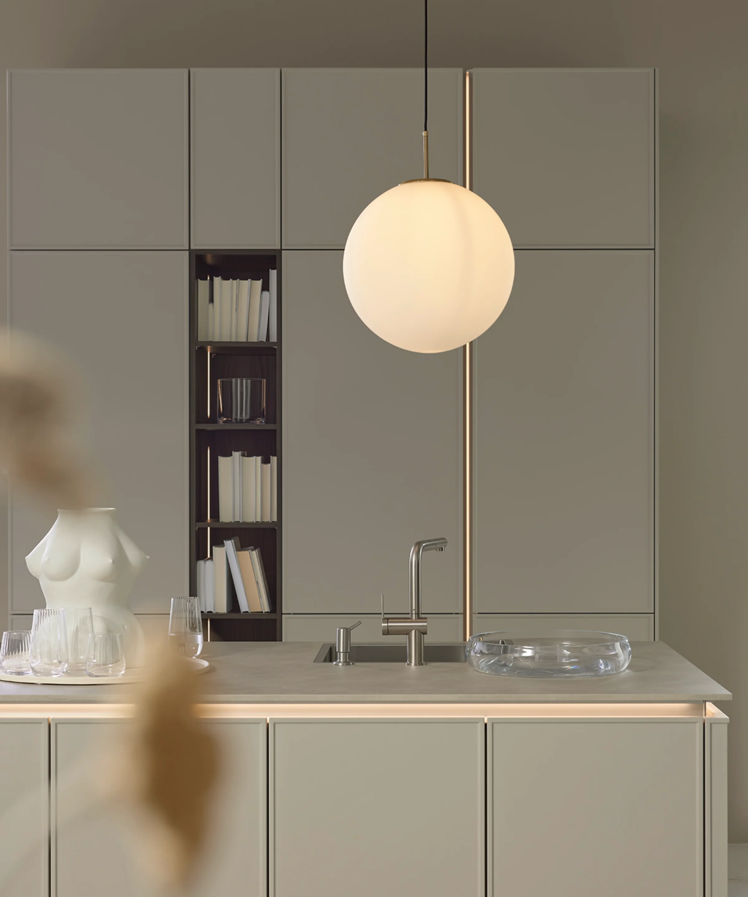 Moderne Küche mit stilvoller Beleuchtung und eleganten Oberflächen von Nolte Küchen.